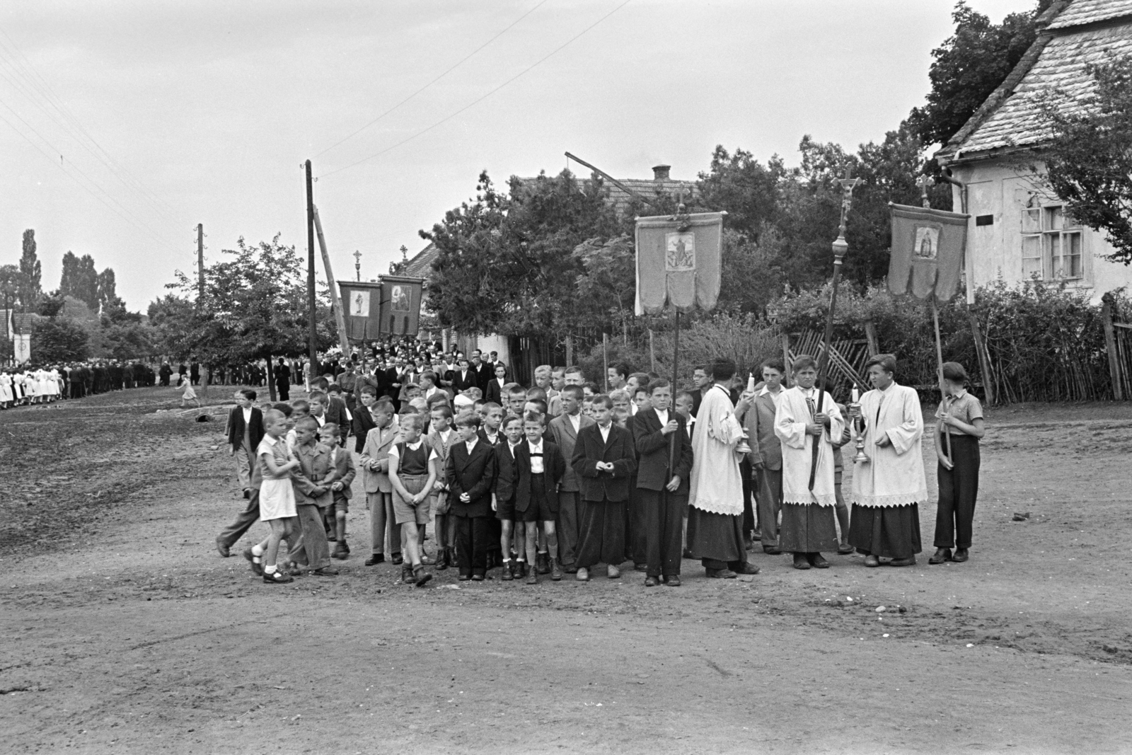 Hungary, a Rákóczi út a Szent András-templom környékén. Úrnapi körmenet részvevői., 1957, Hámori Gyula, Best of, priest, procession, village, Eucharist, Fortepan #276181
