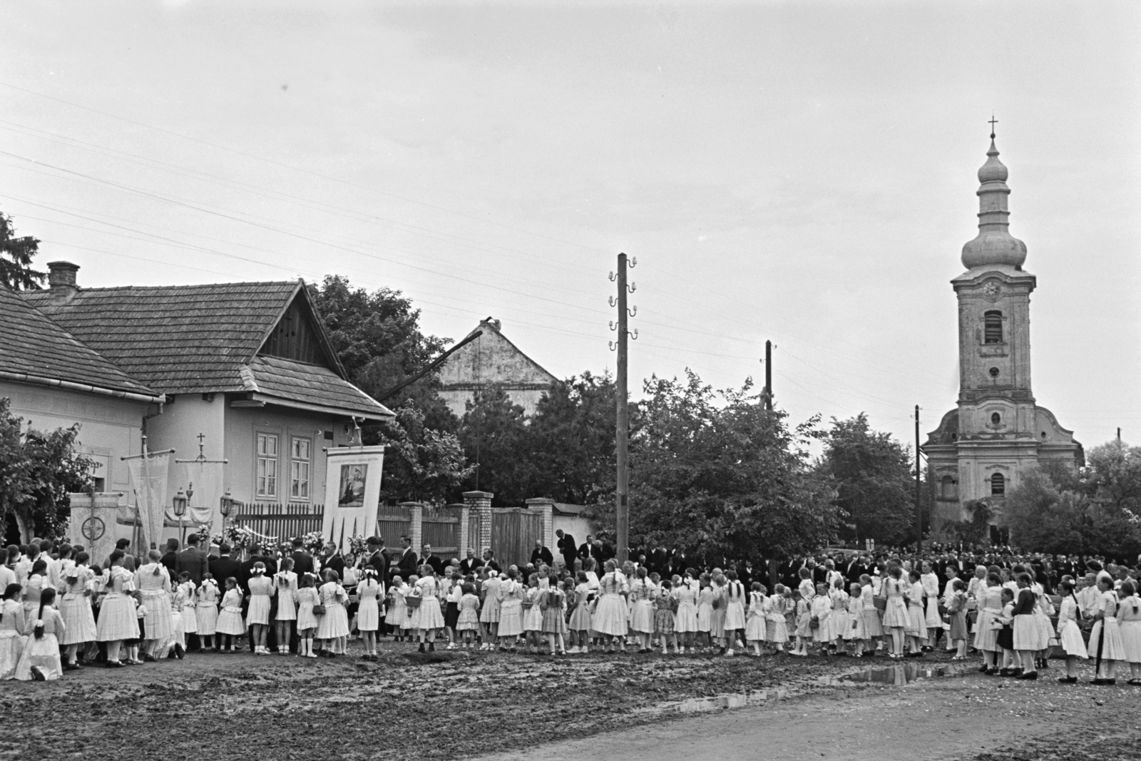 Hungary, Rákóczi út, úrnapi körmenet részvevői, háttérben a Szent András-templom., 1957, Hámori Gyula, procession, Fortepan #276182