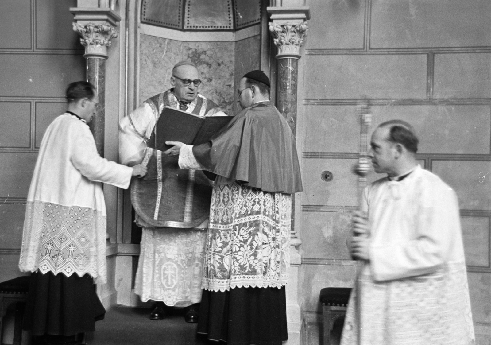 Magyarország, Veszprém, Szentháromság tér, Szent Mihály-székesegyház, a felvétel papok szentelésekor készült., 1954, Hámori Gyula, papszentelés, ornátus, Fortepan #276186