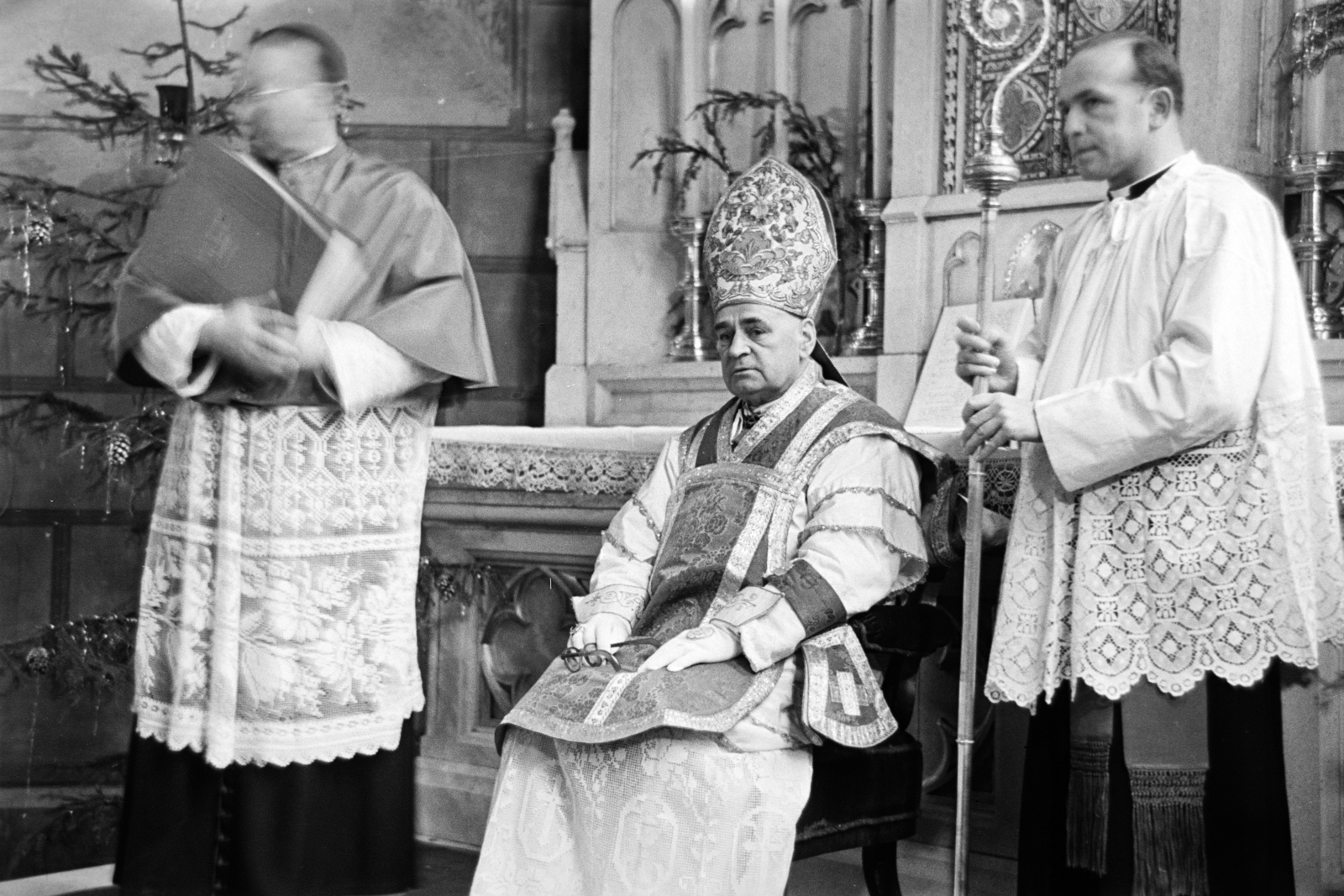 Magyarország, Veszprém, Szentháromság tér, Szent Mihály-székesegyház, a felvétel papok szentelésekor készült., 1954, Hámori Gyula, karing, papszentelés, ornátus, pásztorbot, püspöksüveg, Fortepan #276187