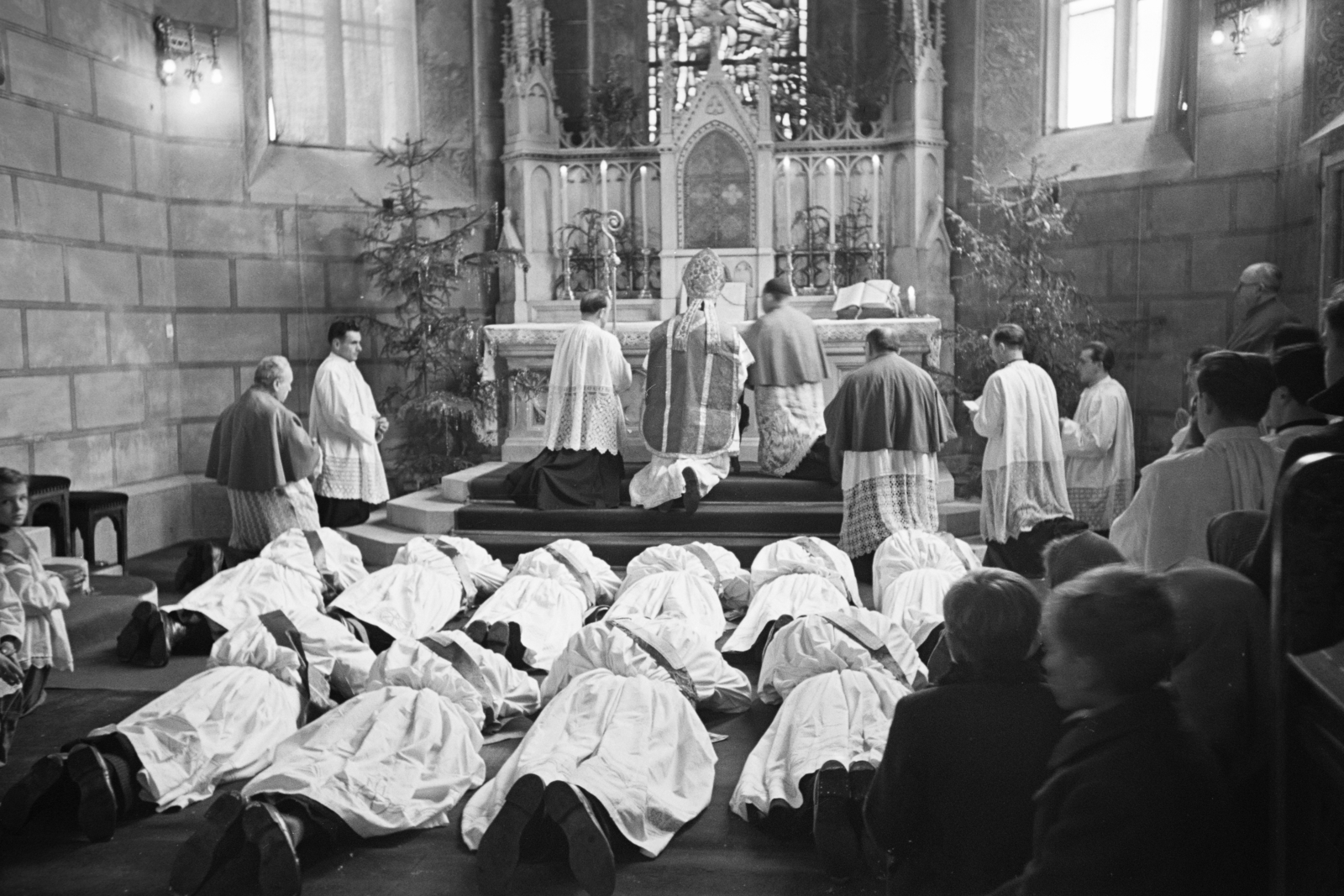 Hungary, Veszprém, Szentháromság tér, Szent Mihály-székesegyház, a felvétel papok szentelésekor készült., 1954, Hámori Gyula, lying on stomach, ordination, kneeling, altar, miter, christmas tree, Fortepan #276191