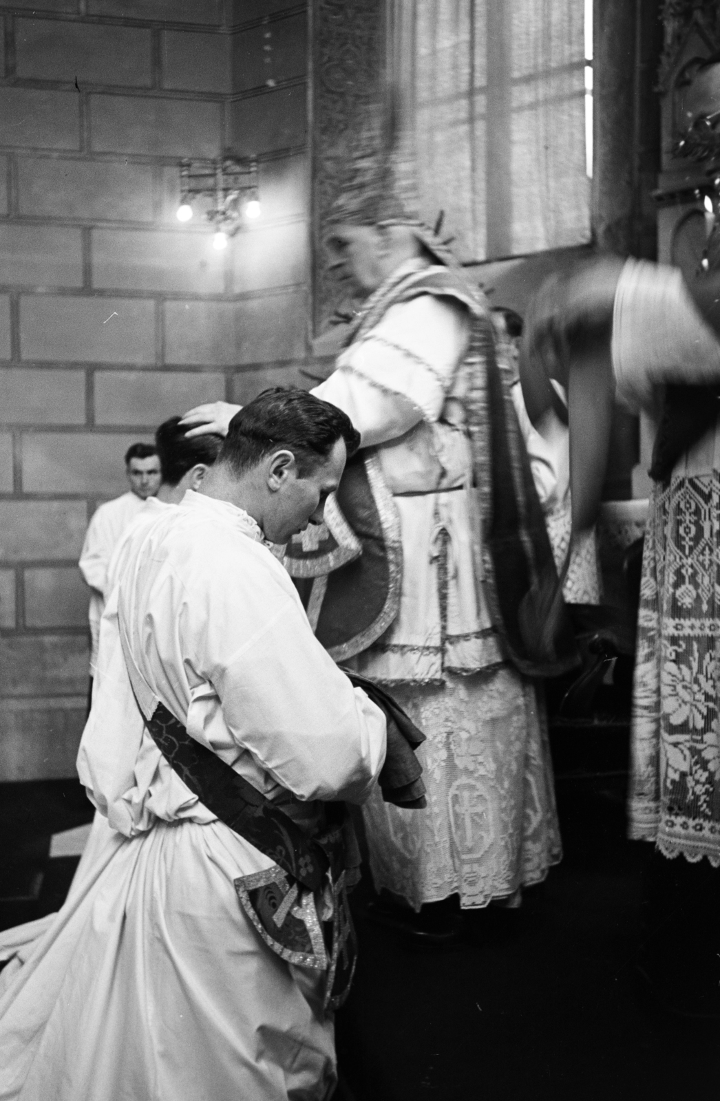Magyarország, Veszprém, Szentháromság tér, Szent Mihály-székesegyház, a felvétel papok szentelésekor készült., 1954, Hámori Gyula, papszentelés, Fortepan #276194