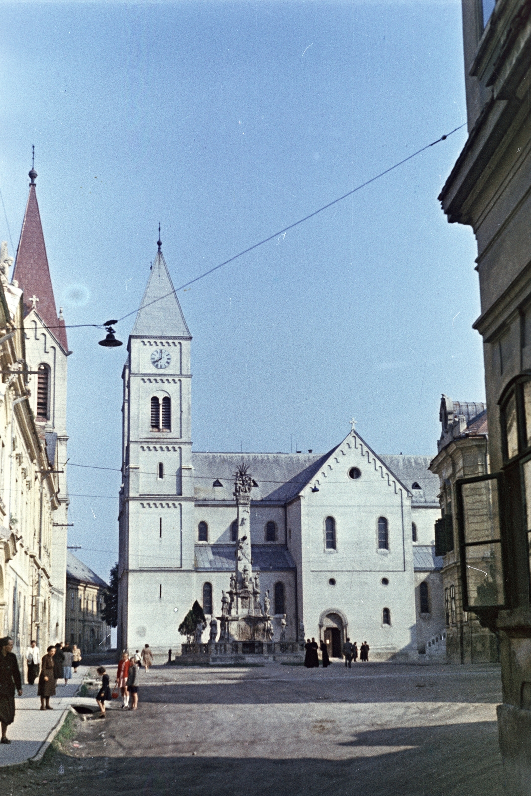 Hungary, Veszprém, Szentháromság tér, balra a Szent István ferences templom, jobbra a Szentháromság-szobor mögött a Szent Mihály-székesegyház., 1957, Hámori Gyula, church clock, Holy Trinity Statue, Cathedral, Fortepan #276201