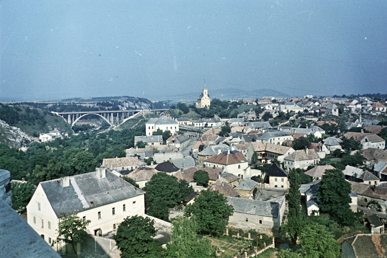 Hungary, Veszprém, kilátás a Várkilátóból a Szent István völgyhíd (Viadukt) és a Szent László-templom felé., 1957, Hámori Gyula, picture, colorful, roof, Fortepan #276203