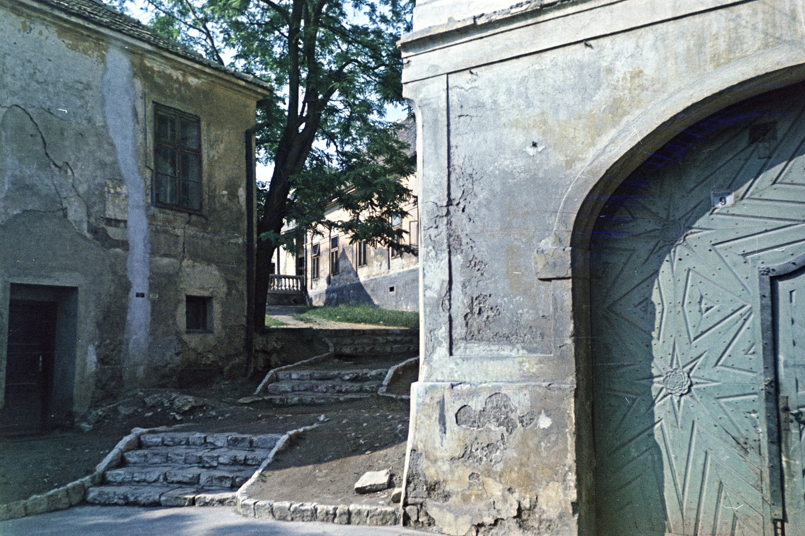 Hungary, Veszprém, feljáró a Tűztoronyhoz a Vár (Tolbuhin) utcánál., 1957, Hámori Gyula, stairs, colorful, arch, Fortepan #276204