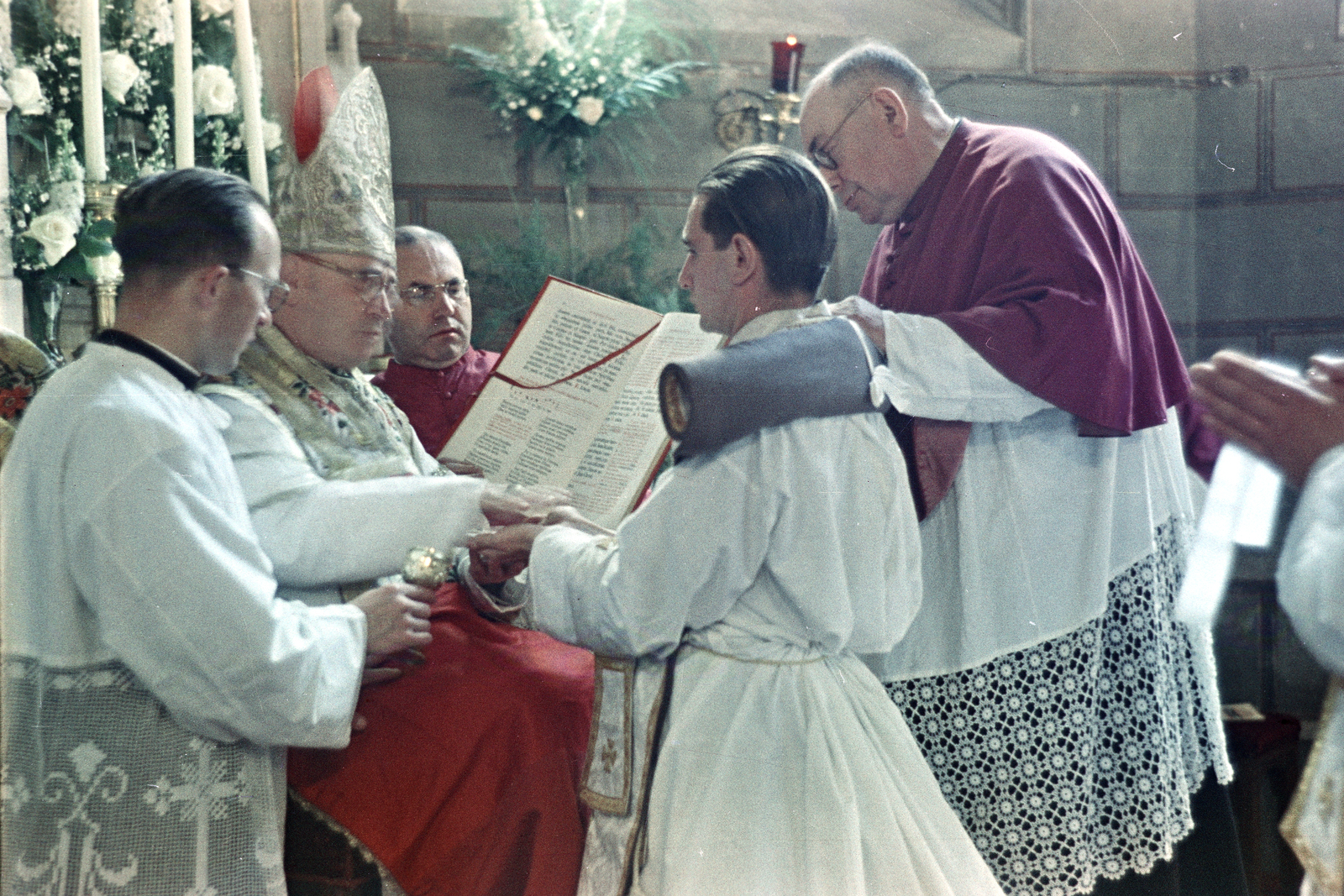 Hungary, Veszprém, Szent Mihály-székesegyház, az imazsámolynál Badalik Bertalan veszprémi püspök. A felvétel a végzett teológusok papszentelésekor készült., 1956, Hámori Gyula, colorful, book, surplice, bishop, Fortepan #276213