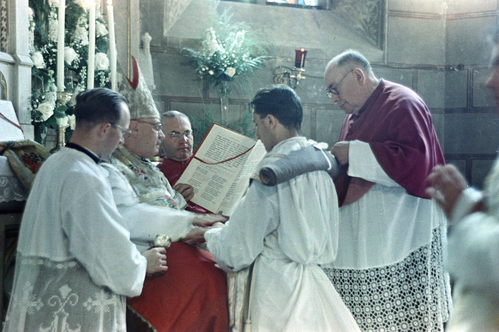 Hungary, Veszprém, Szent Mihály-székesegyház, az imazsámolynál Badalik Bertalan veszprémi püspök. A felvétel a végzett teológusok papszentelésekor készült., 1956, Hámori Gyula, colorful, ritual, Fortepan #276214