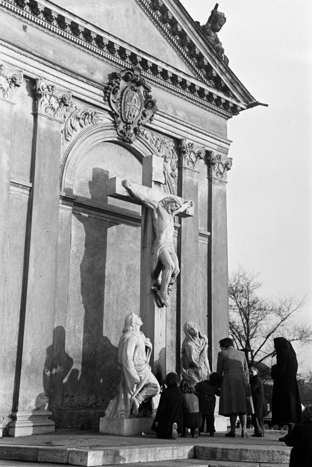 Hungary, Budapest VIII., Golgota tér, a felvétel a kálváriakápolnánál készült., 1955, Hámori Gyula, cross, Budapest, Fortepan #276223