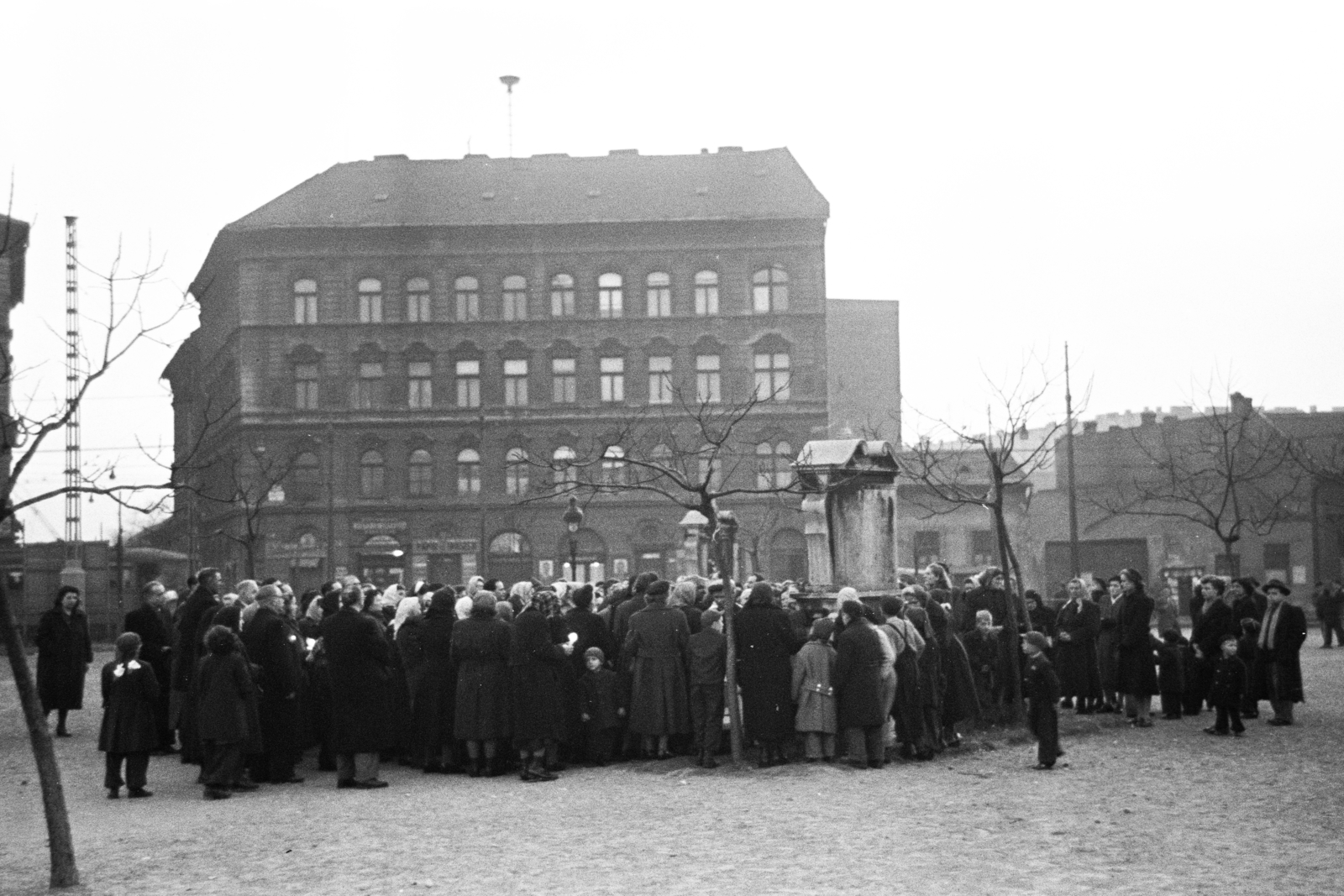 Hungary, Budapest VIII., Golgota tér, háttérben az Orczy út., 1955, Hámori Gyula, coat, monument, commemoration, mass, square, Budapest, Fortepan #276224