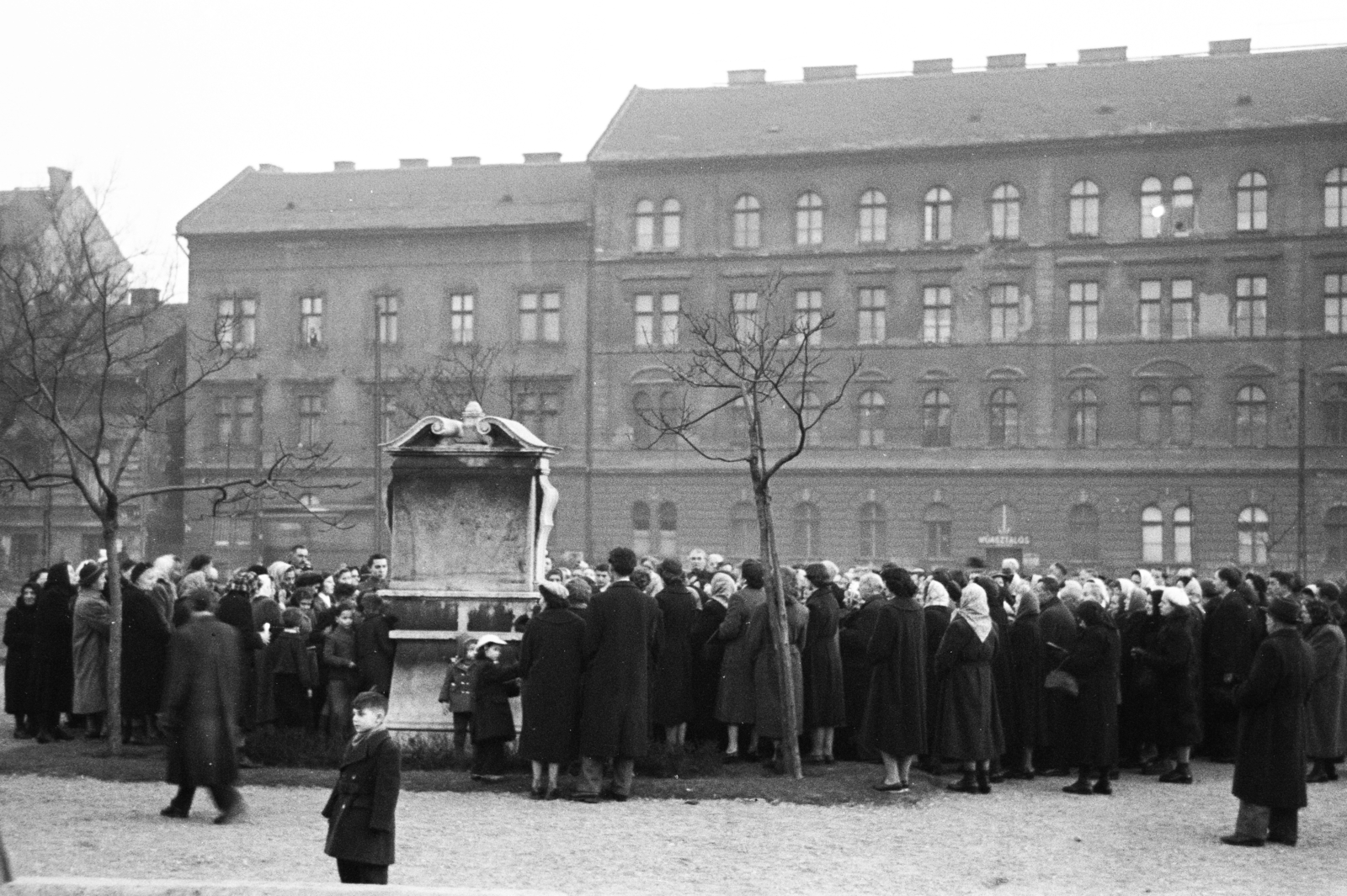 Magyarország, Budapest VIII., Golgota tér, háttérben a Vajda Péter utca., 1955, Hámori Gyula, kabát, emlékmű, megemlékezés, tömeg, Budapest, Fortepan #276225