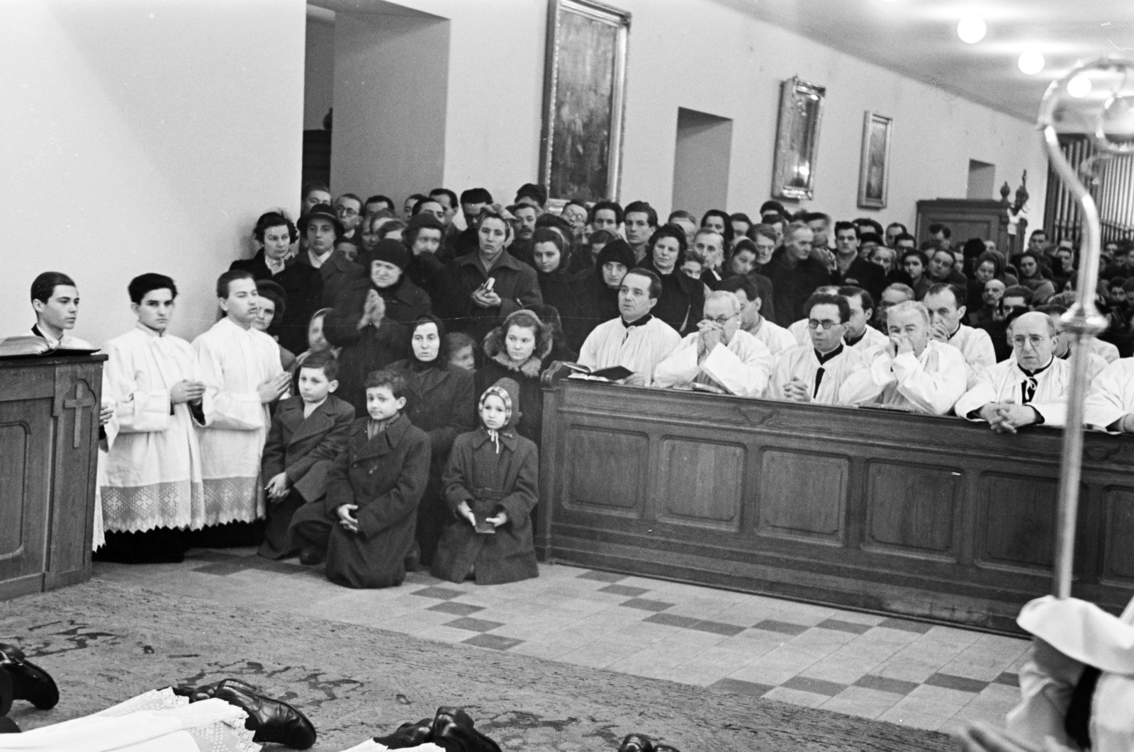 Magyarország, Budapest VIII., Mikszáth Kálmán tér 1., Piarista Gimnázium (később a Pázmány Péter Katolikus Egyetem egyik épülete). A felvétel papok szentelésekor az első emeleti kápolnában készült., 1954, Hámori Gyula, gyerekek, hívő, térdepel, piarista rend, papszentelés, Budapest, Fortepan #276243