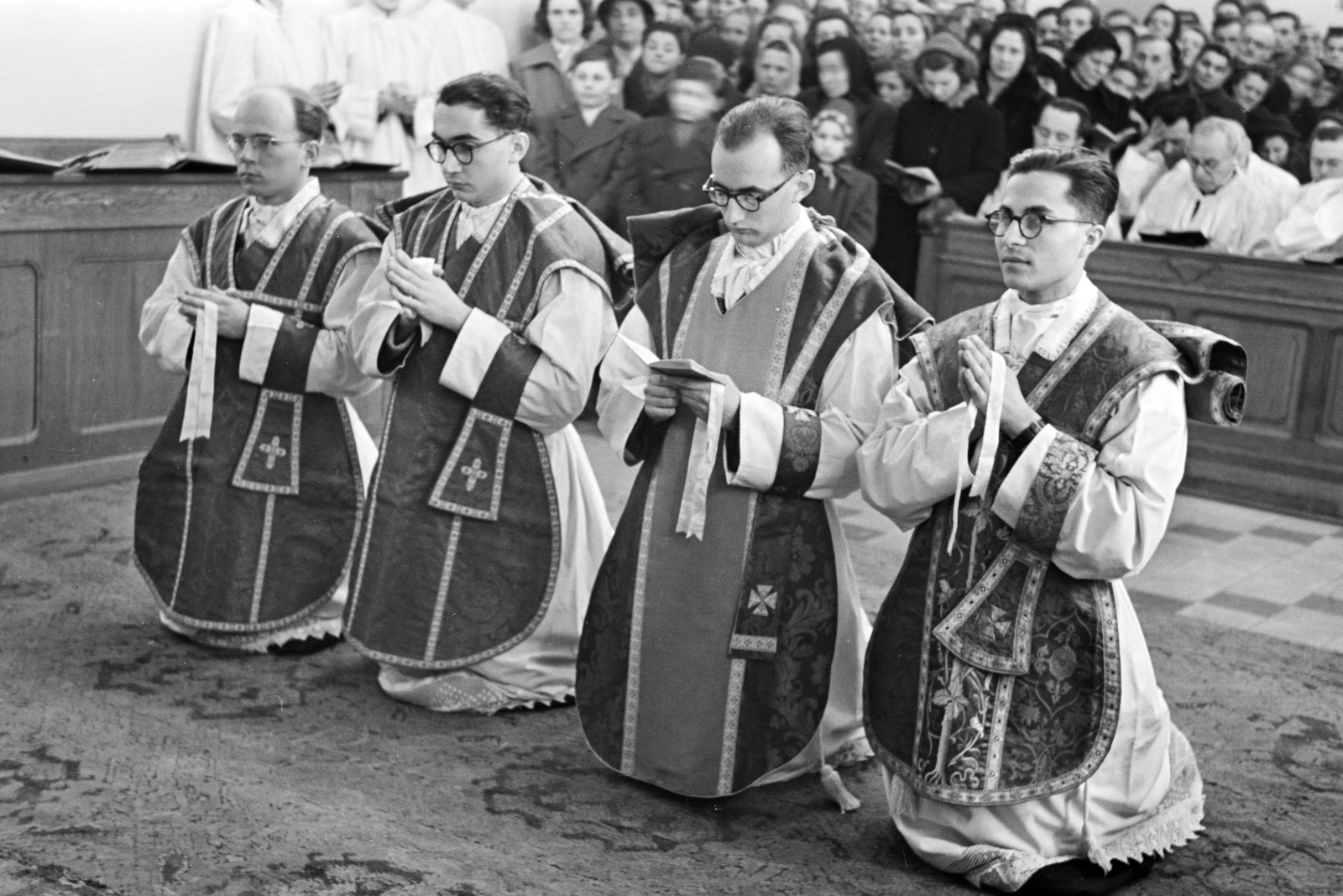 Magyarország, Budapest VIII., Mikszáth Kálmán tér 1., Piarista Gimnázium (később a Pázmány Péter Katolikus Egyetem egyik épülete). A felvétel papok szentelésekor az első emeleti kápolnában készült., 1954, Hámori Gyula, ornátus, térdepel, papszentelés, piarista rend, Budapest, Fortepan #276245