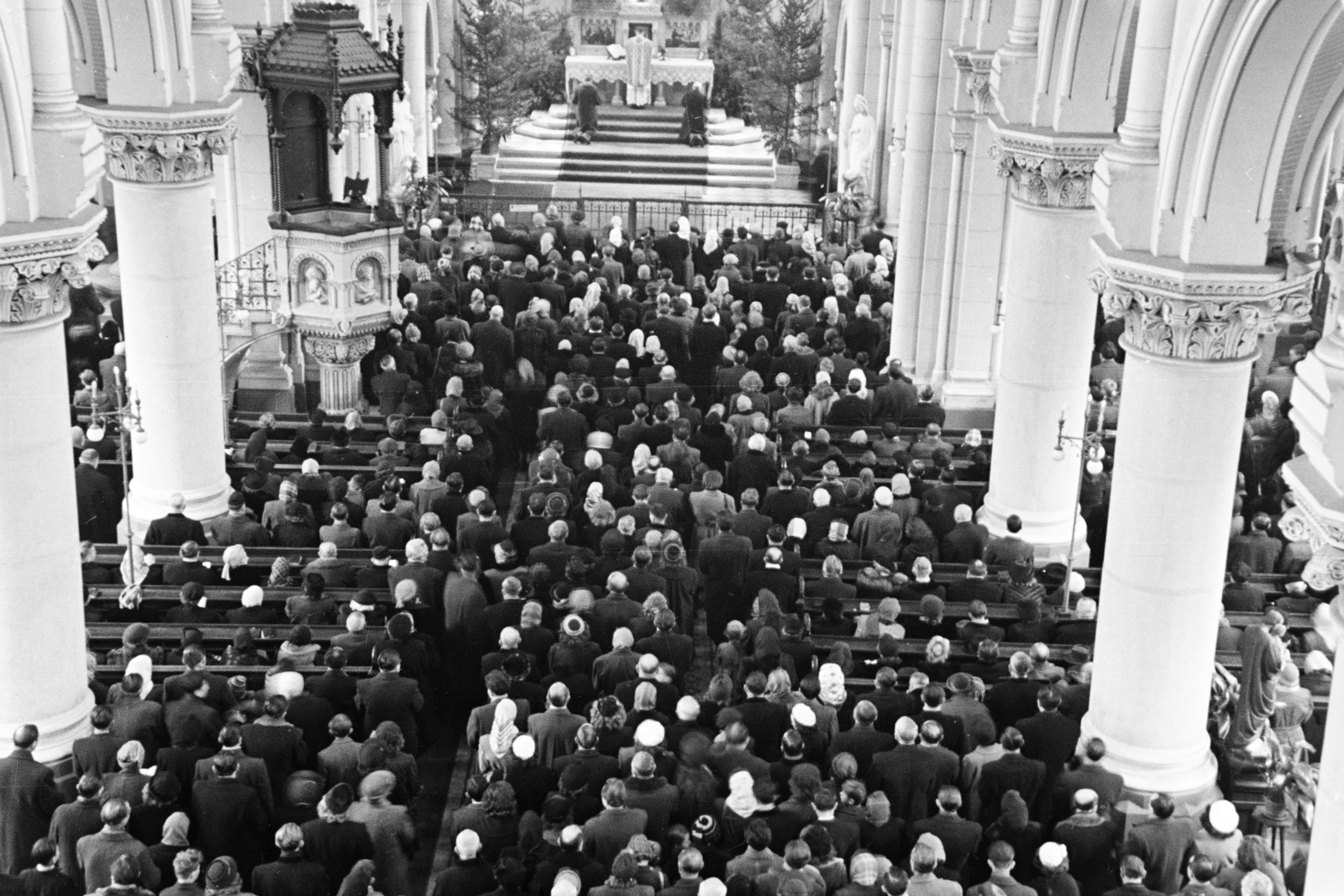 Magyarország, Budapest IX., Bakáts tér, Assisi Szent Ferenc-templom, főhajó, szemben a főszentély és az oltár., 1959, Hámori Gyula, templombelső, felülnézet, szószék, hívő, oszlop, Budapest, Fortepan #276249