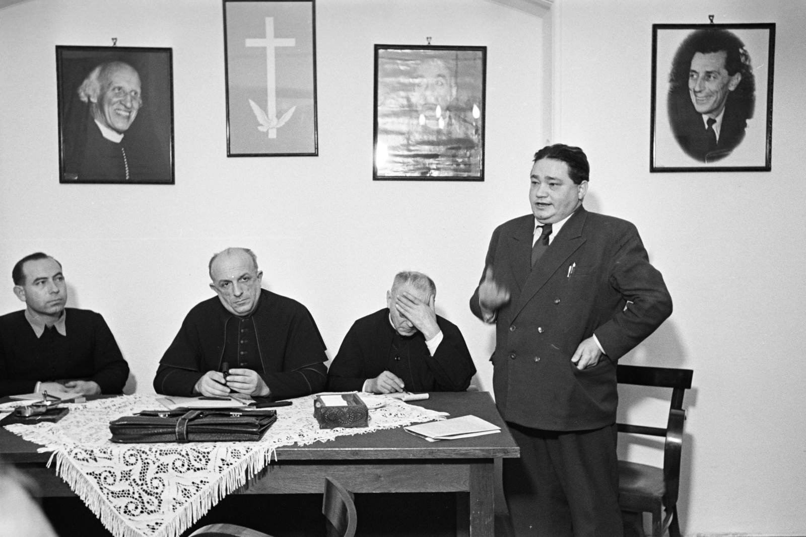 1954, Hámori Gyula, asztal, kereszt_jelkép, pap, tanácskozás, Fortepan #276257