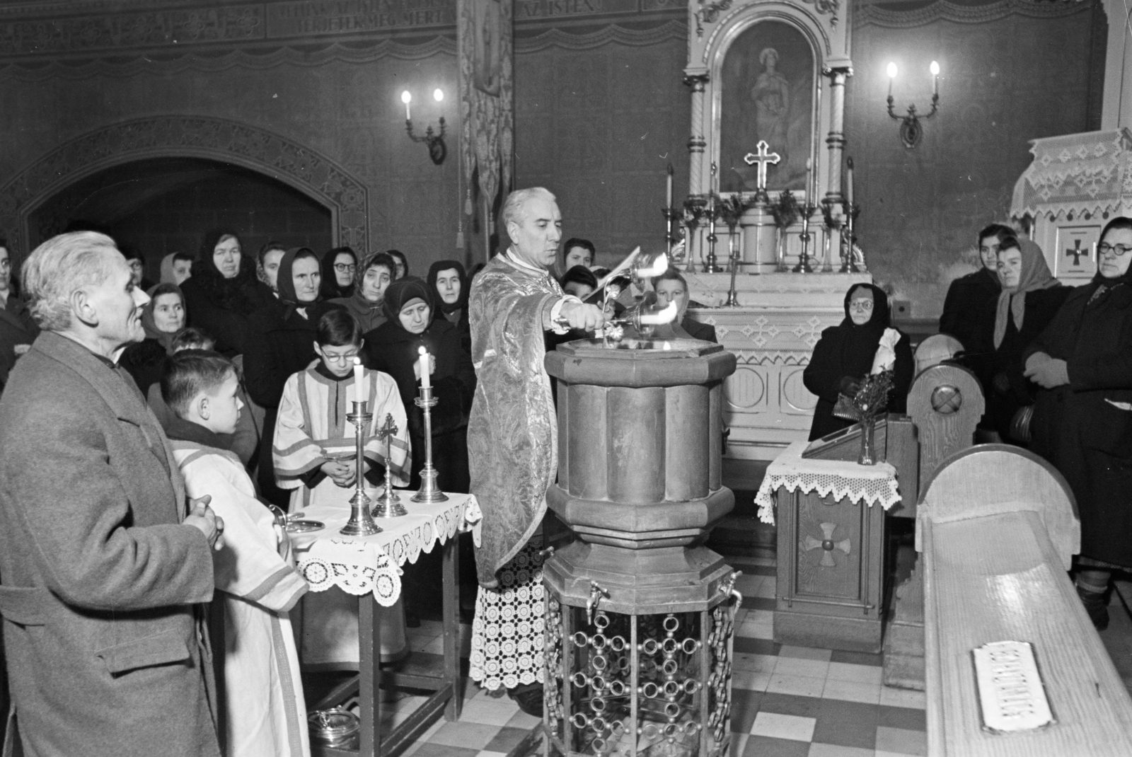 Hungary, Budapest VII., Rózsák tere, görögkatolikus templom., 1954, Hámori Gyula, intertwined fingers, church interior, priest, holy water, devotee, Budapest, Fortepan #276264