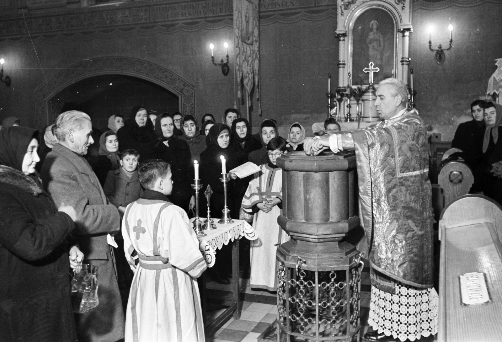 Hungary, Budapest VII., Rózsák tere, görögkatolikus templom., 1954, Hámori Gyula, church interior, priest, devotee, Budapest, Fortepan #276265