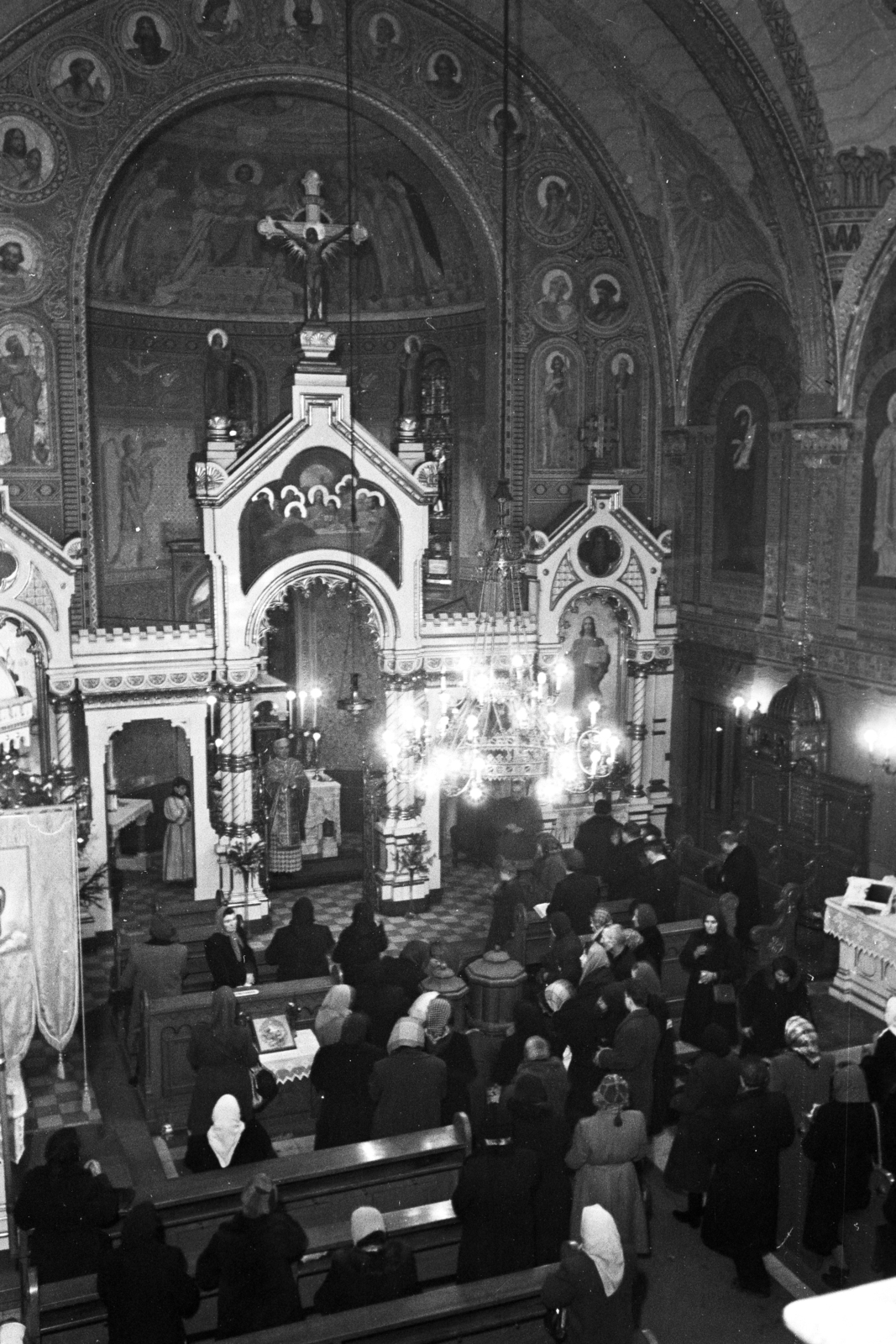 Magyarország, Budapest VII., Rózsák tere, görögkatolikus templom., 1954, Hámori Gyula, felülnézet, mennyezeti lámpa, templombelső, oltár, hívő, Budapest, Fortepan #276266