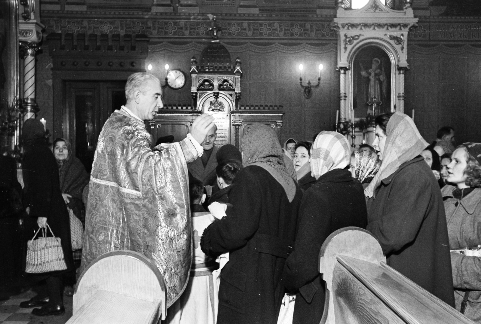 Hungary, Budapest VII., Rózsák tere, görögkatolikus templom., 1954, Hámori Gyula, headscarf, priest, vestments, wicker bag, devotee, watch, pulpit, scarf, Budapest, Fortepan #276267