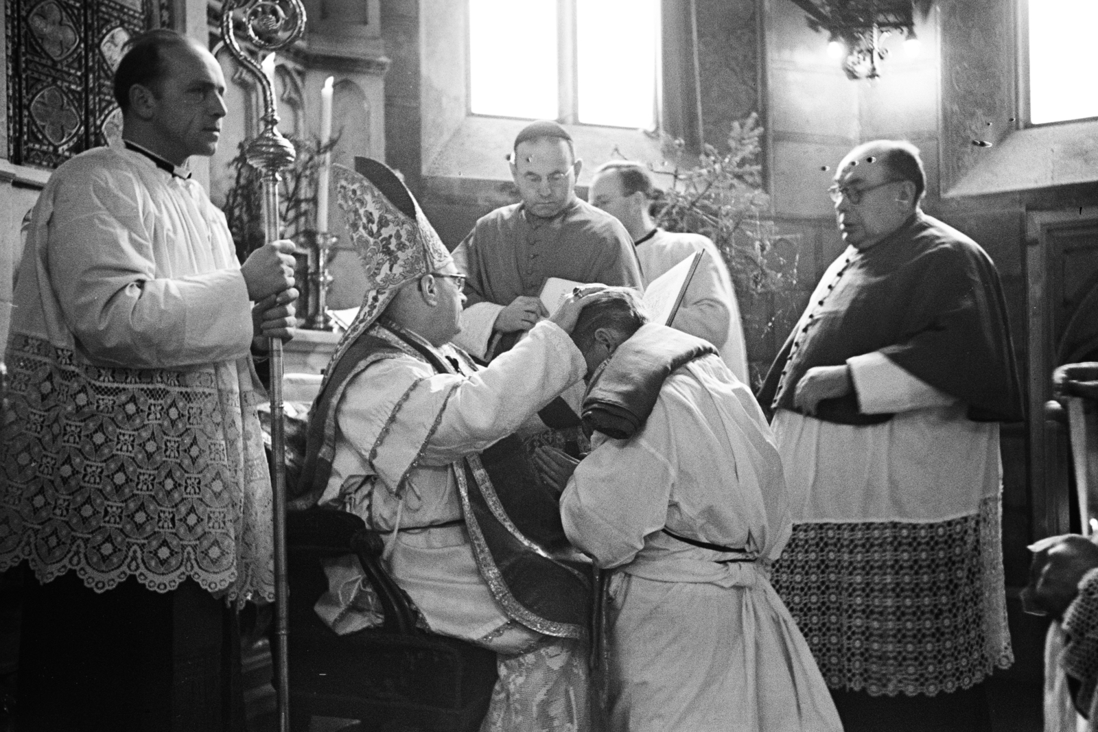 Magyarország, Veszprém, Szentháromság tér, Szent Mihály-székesegyház, a felvétel papok szentelésekor készült., 1954, Hámori Gyula, papszentelés, áldás, pásztorbot, püspöksüveg, Fortepan #276271
