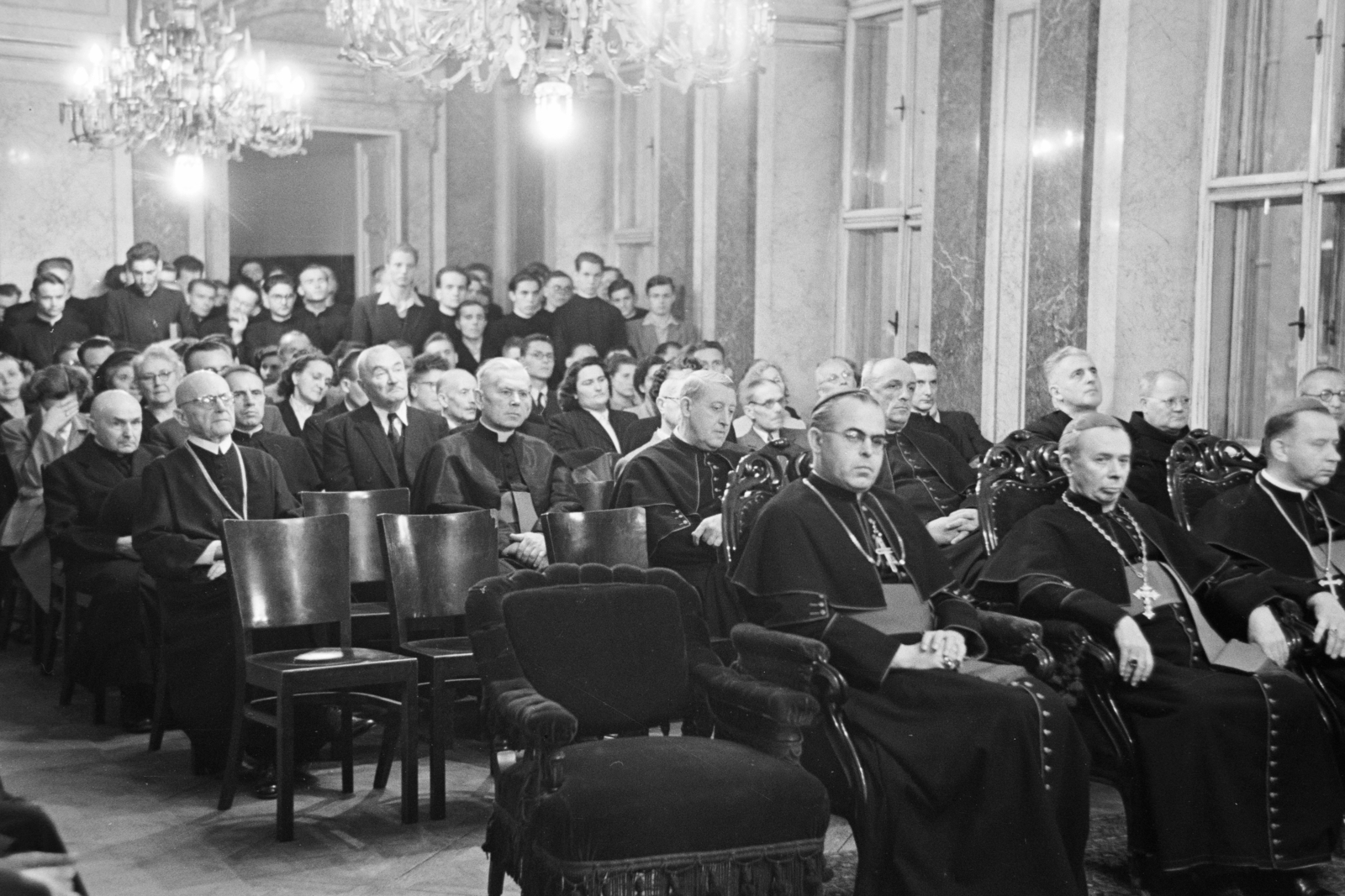 1956, Hámori Gyula, fashion, priest, audience, chandelier, Fortepan #276275
