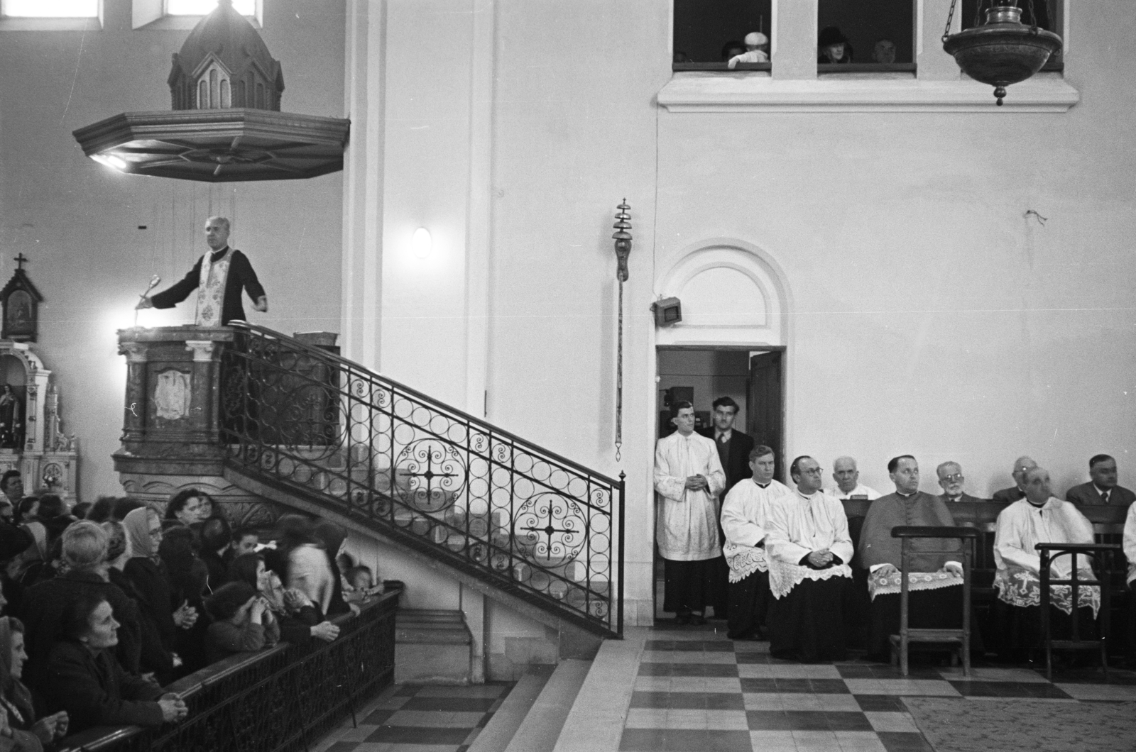 Magyarország, Budapest IX., Haller utca, Páli Szent Vince-templom., 1960, Hámori Gyula, Budapest, szószék, liturgia, pap, mikrofon, templombelső, Fortepan #276284