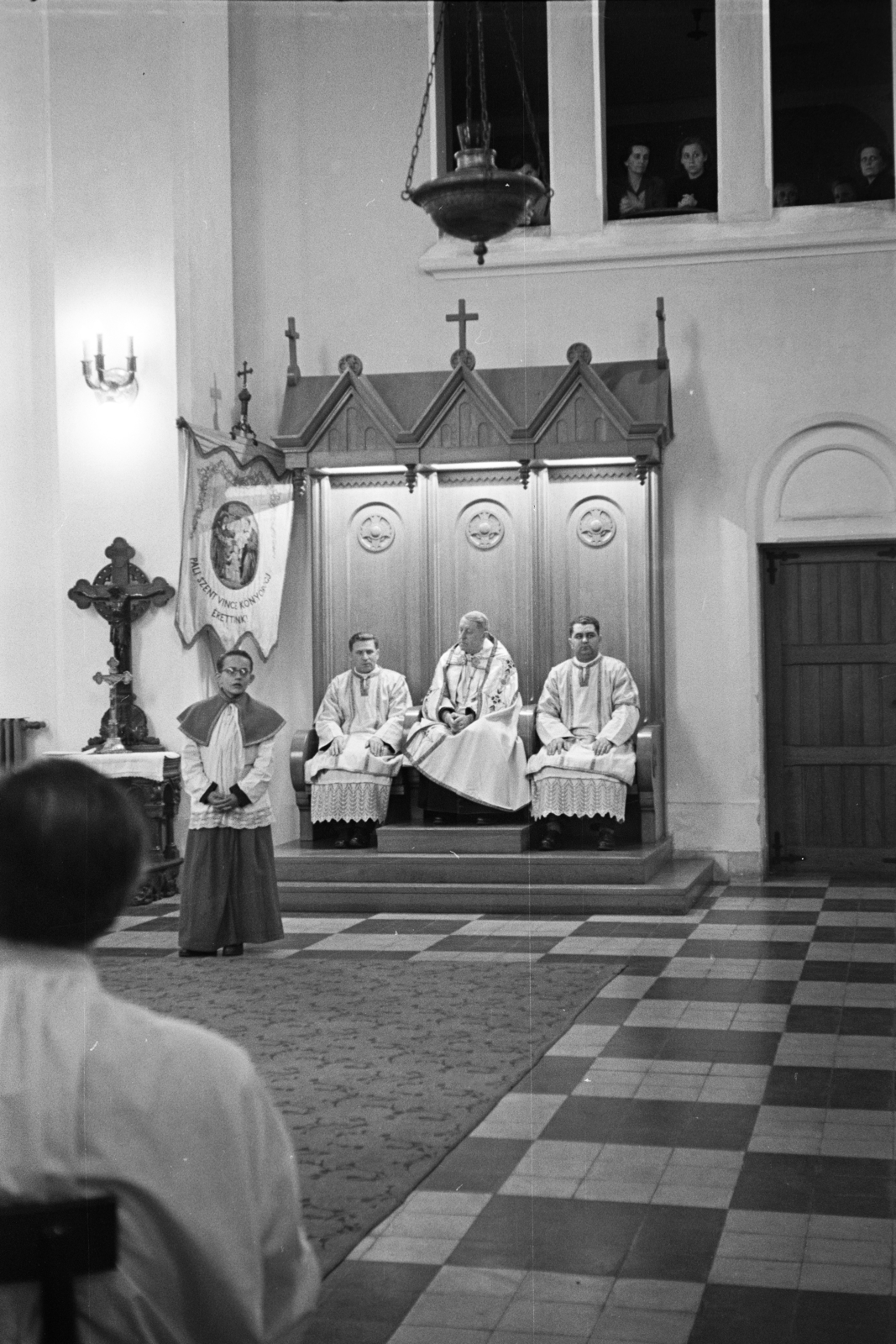 Magyarország, Budapest IX., Haller utca, Páli Szent Vince-templom., 1960, Hámori Gyula, Budapest, ministráns, pap, feszület, Fortepan #276285