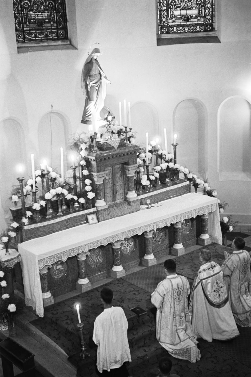 Magyarország, Budapest IX., Haller utca, Páli Szent Vince-templom., 1960, Hámori Gyula, Budapest, térdepel, ornátus, pap, Szűz Mária-ábrázolás, oltár, Fortepan #276287