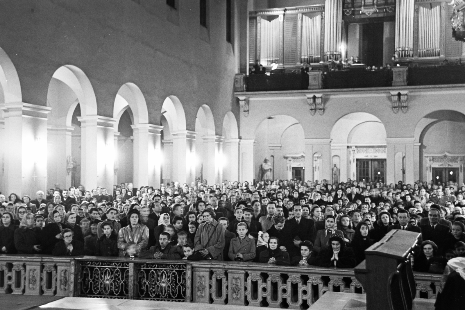 Hungary, Budapest XI., Villányi út, Szent Imre-templom., 1957, Hámori Gyula, Budapest, devotee, church interior, organ, Fortepan #276292