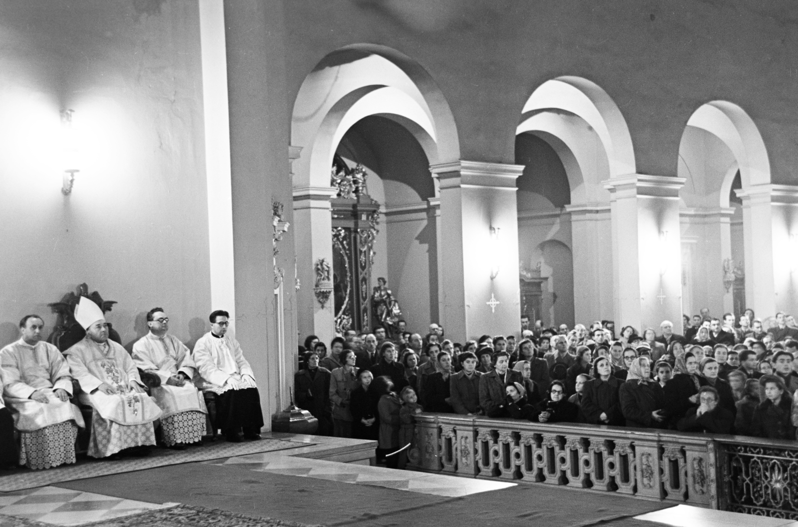 Hungary, Budapest XI., Villányi út, Szent Imre-templom., 1957, Hámori Gyula, Budapest, priest, devotee, bishop, Fortepan #276293