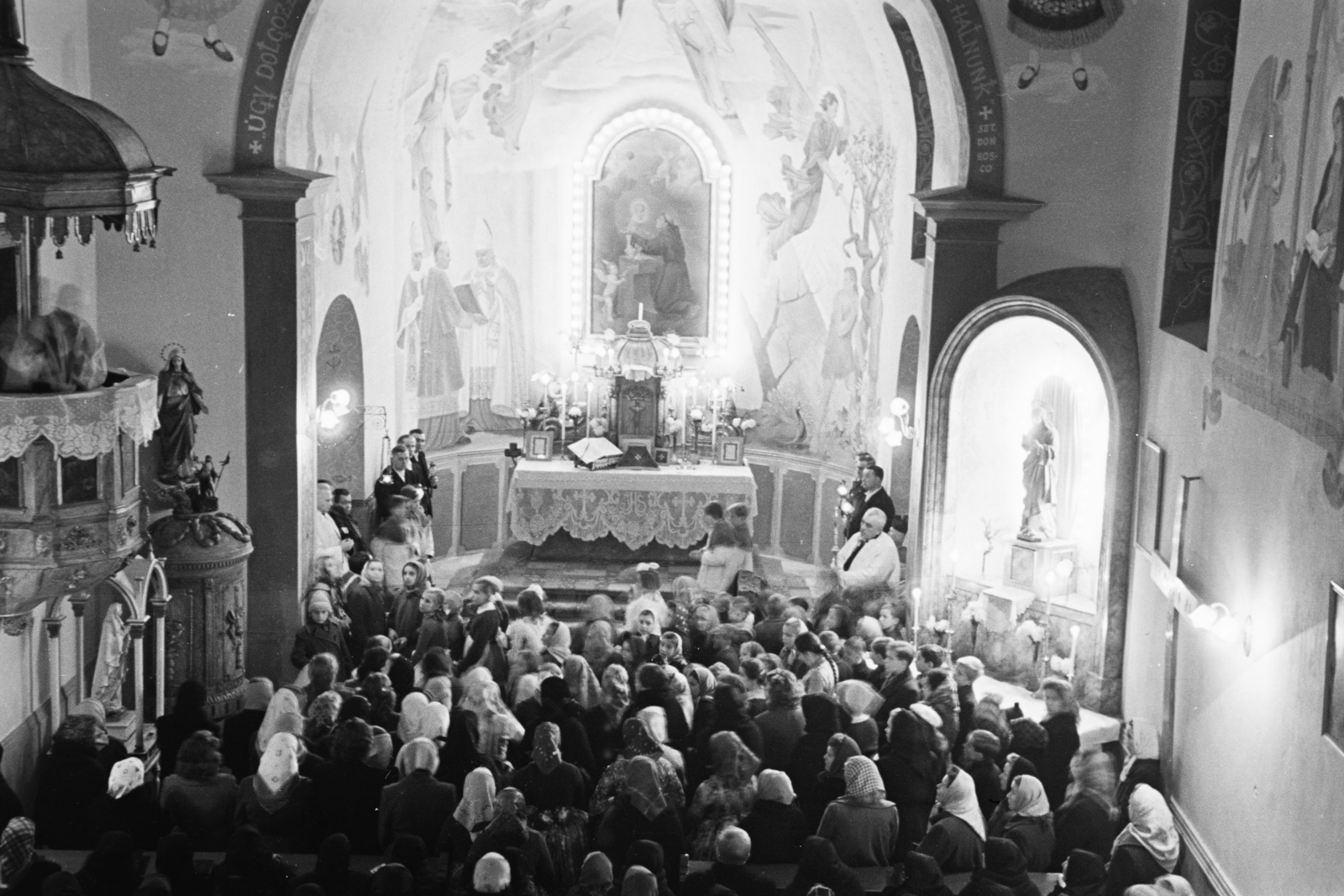 1957, Hámori Gyula, candlelight, devotee, altarpiece, church interior, Fortepan #276295