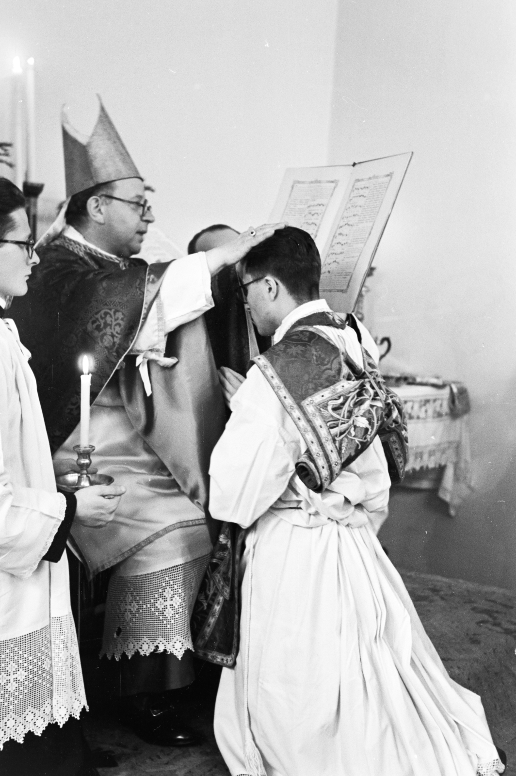 Hungary, Budapest VIII., Mikszáth Kálmán tér 1., Piarista Gimnázium (később a Pázmány Péter Katolikus Egyetem egyik épülete). A felvétel papok szentelésekor az első emeleti kápolnában készült. Középen dr. Szabó Imre katolikus püspök, érseki helynök., 1954, Hámori Gyula, priest, ordination, Budapest, Fortepan #276297