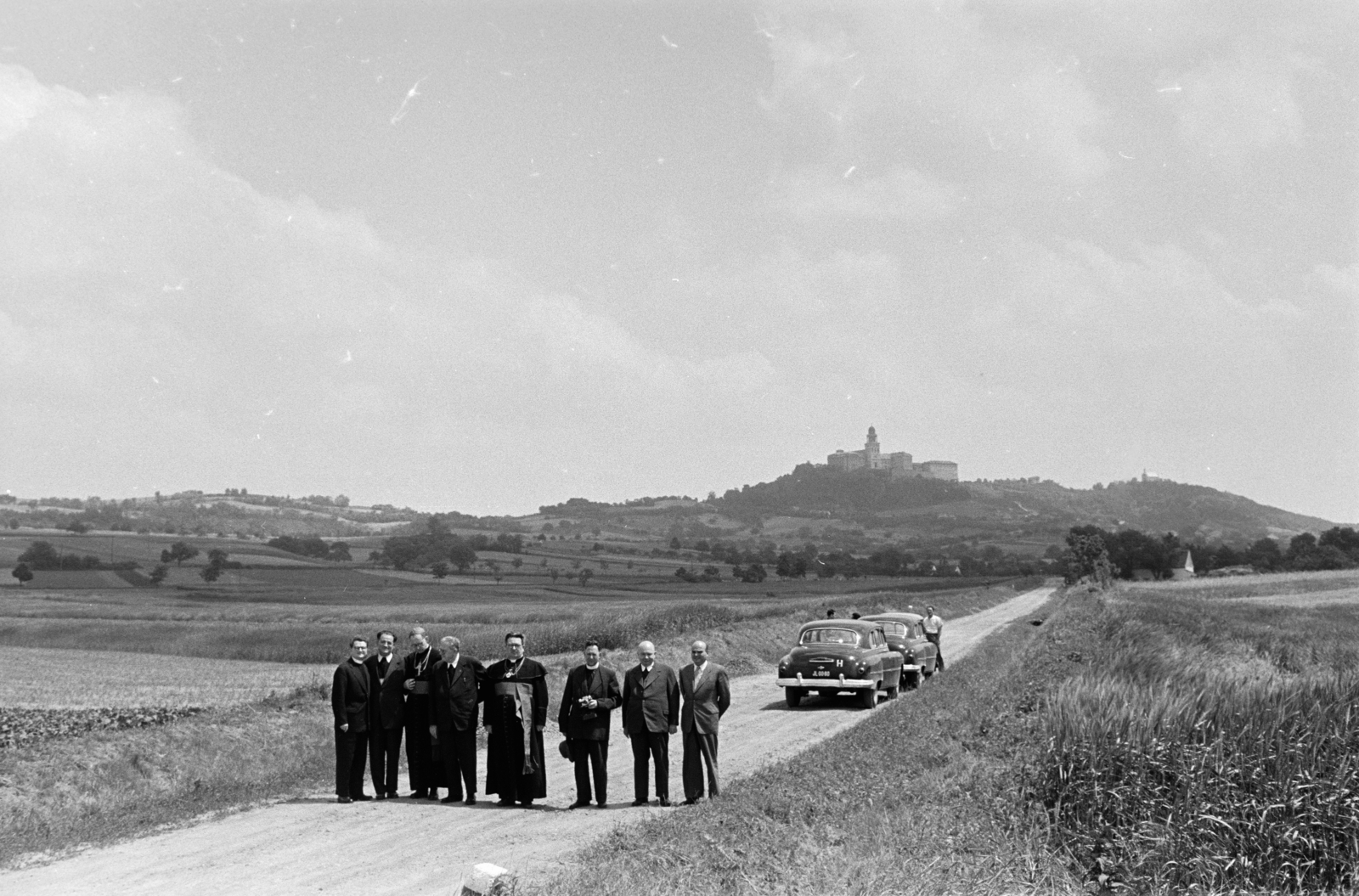 Hungary, egyházi küldöttség a település határában a Pannonhalma (Győrszentmárton) felé vezető úton. Távolban a Pannonhalmi Bencés Főapátság a Szent Márton-hegyen., 1960, Hámori Gyula, Best of, Fortepan #276303