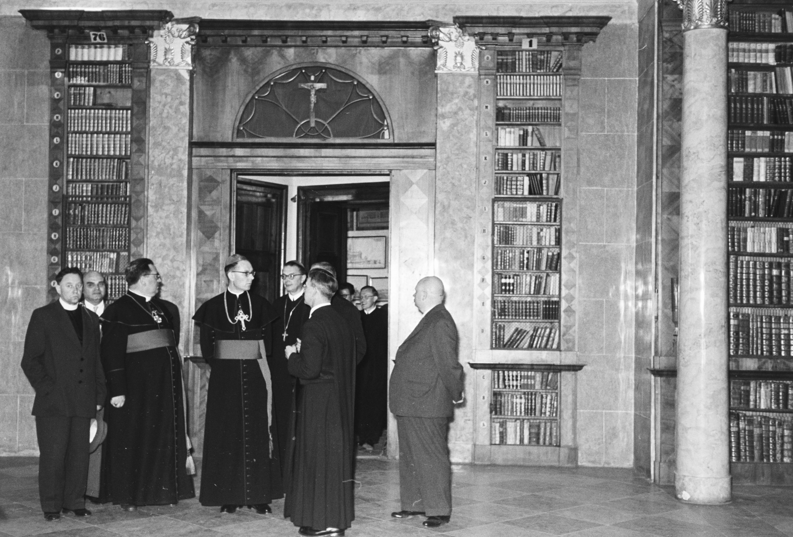 Hungary, Pannonhalma, (Győrszentmárton), Bencés Főapátság, a felvétel a könyvtárban készült., 1960, Hámori Gyula, priest, Fortepan #276305