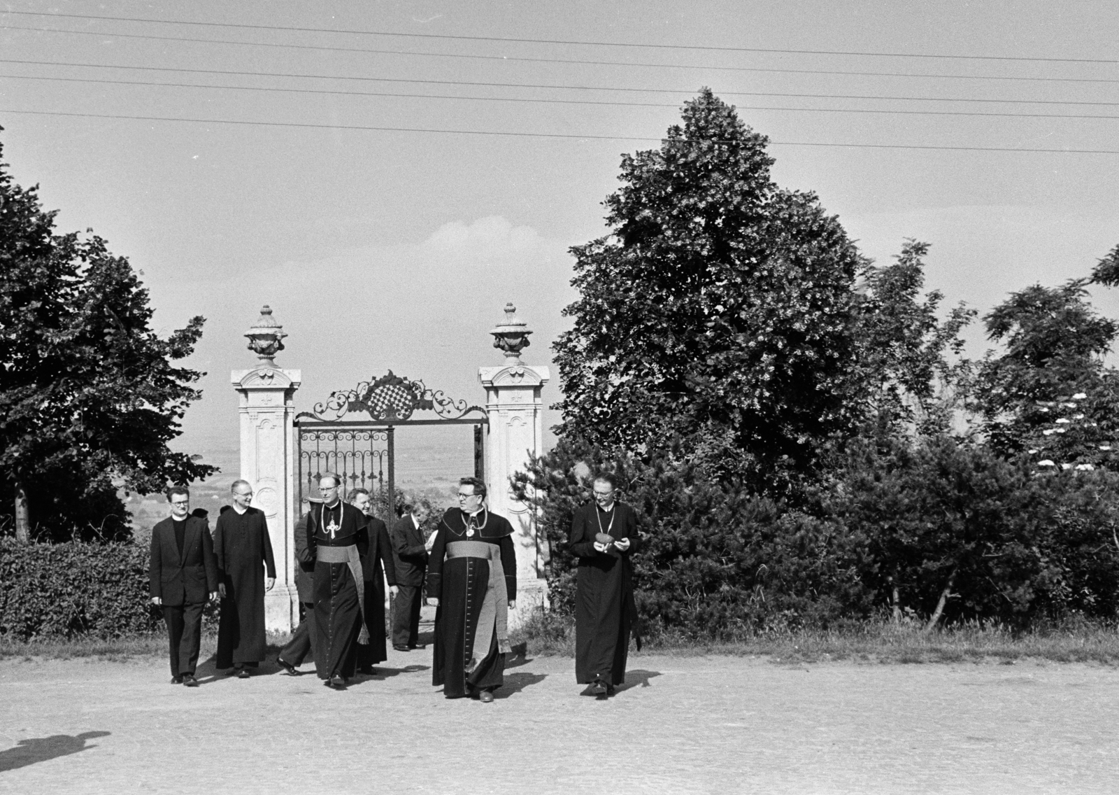 Magyarország, Pannonhalma, (Győrszentmárton), a felvétel az arborétum kapujánál készült., 1960, Hámori Gyula, pap, Fortepan #276306