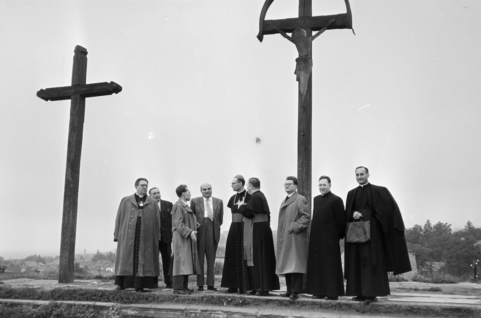 Magyarország, Eger, a felvétel a vár Szép bástyáján / a Kálvária dombon készült., 1960, Hámori Gyula, beszélgetés, pap, kereszt_jelkép, Fortepan #276317