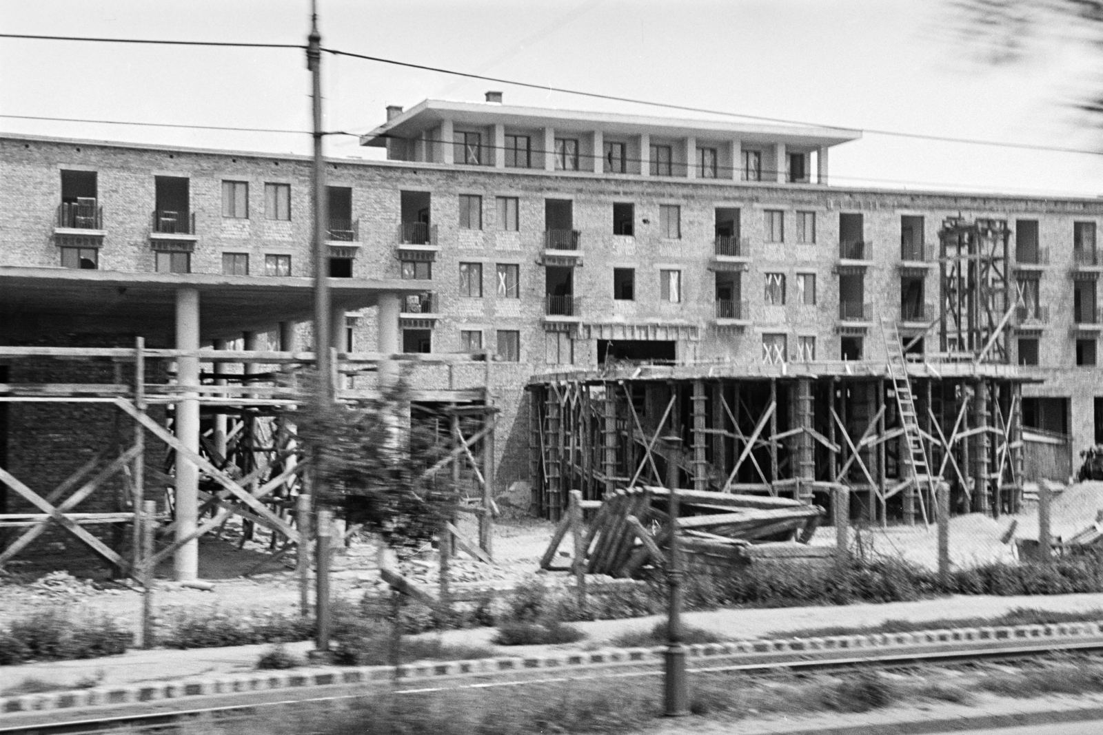 Magyarország, Budapest X., Üllői út, a 132. számú ház és előtte az épités alatt álló a Tengerszem étterem., 1960, Hámori Gyula, Budapest, építkezés, Fortepan #276323