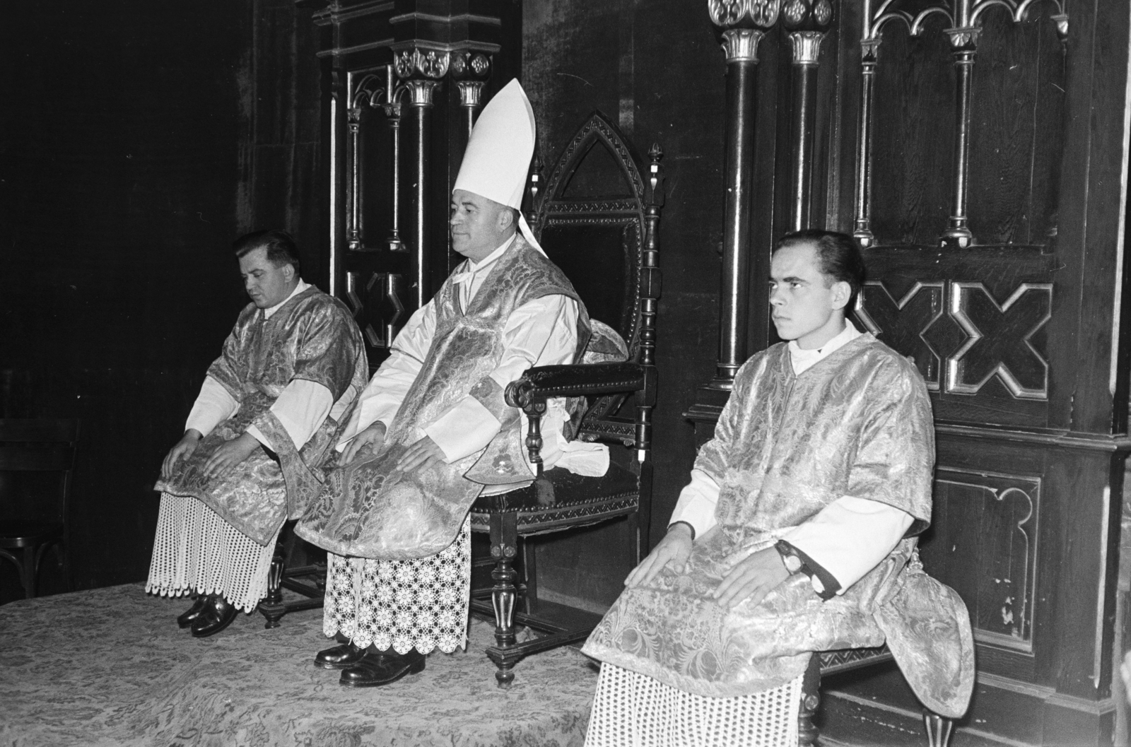 Hungary, Budapest VI., a Szent Teréz (Labda) utca - Nagymező utca sarkán álló Avilai nagy Szent Teréz-templom (Terézvárosi templom), a felvétel az oltár mellett készült., 1961, Hámori Gyula, Budapest, Fortepan #276329