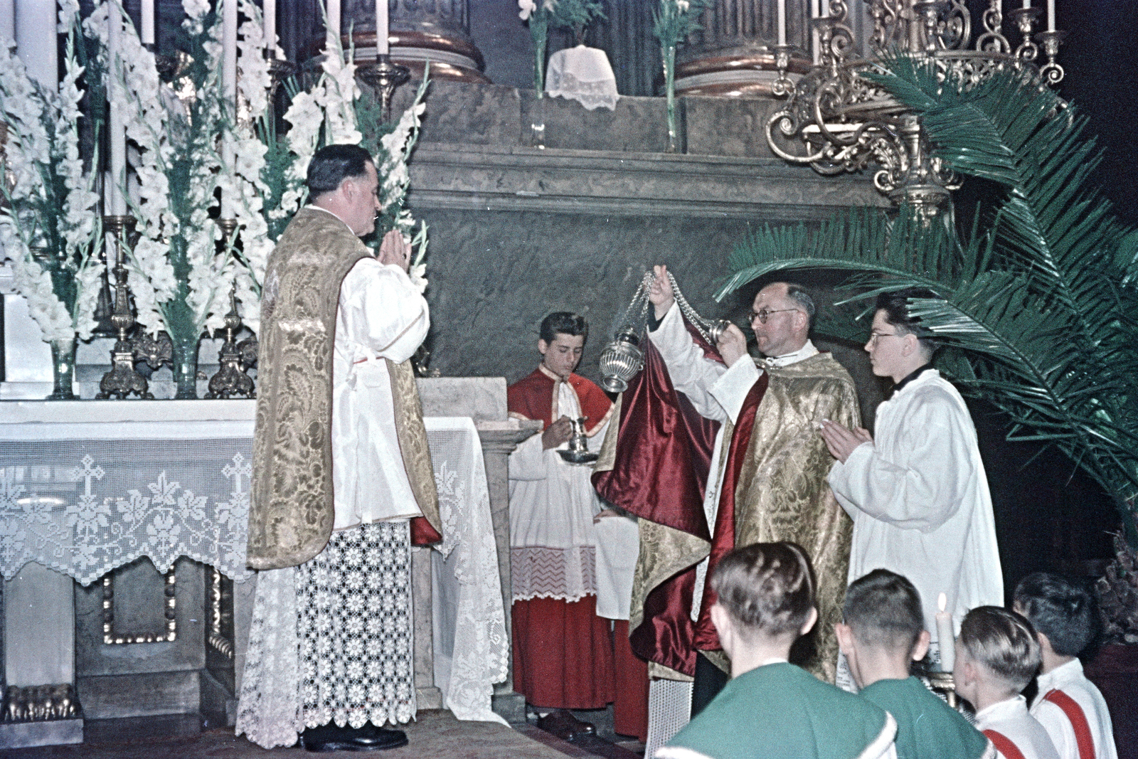 Hungary, Budapest VI., a Szent Teréz (Labda) utca - Nagymező utca sarkán álló Avilai nagy Szent Teréz-templom (Terézvárosi templom), a felvétel az oltár előtt készült., 1961, Hámori Gyula, Budapest, Fortepan #276330