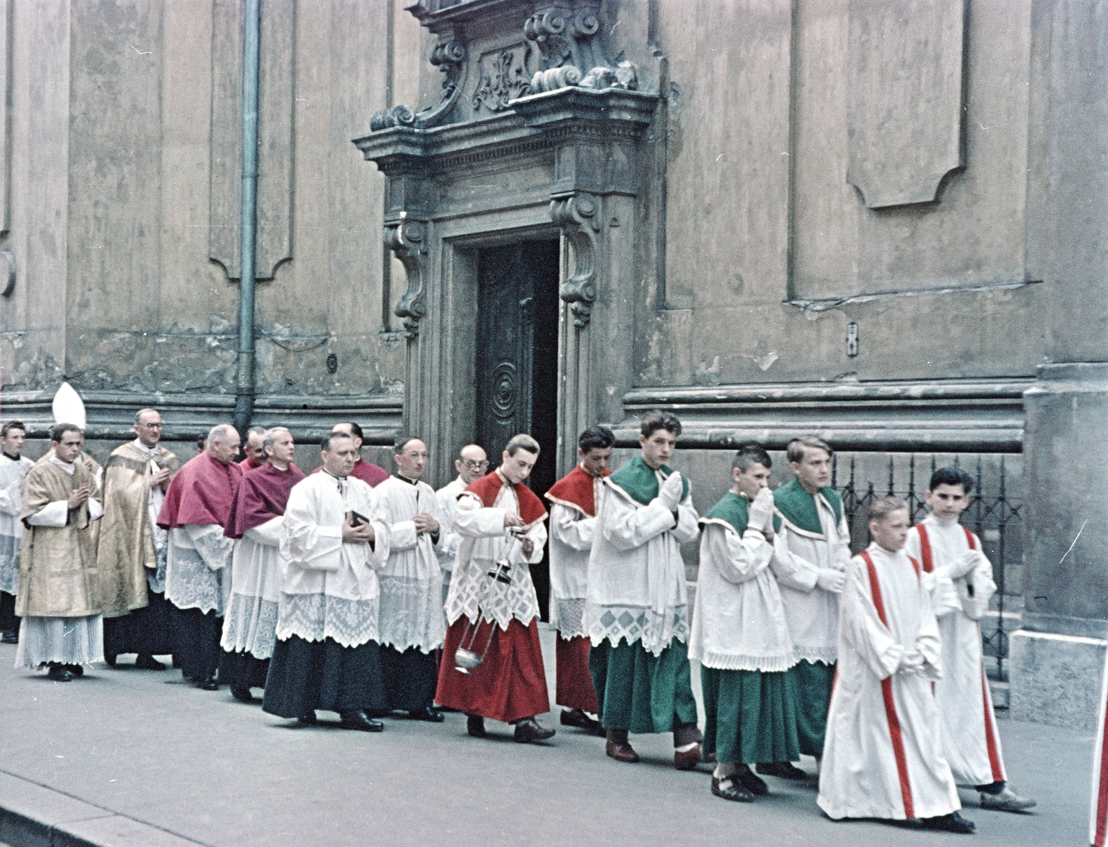 Hungary, Budapest VI., Szent Teréz (Labda) utca a Nagymező utca közelében, körmenet résztvevői az Avilai nagy Szent Teréz-templom (Terézvárosi templom) mellett., 1961, Hámori Gyula, Budapest, Fortepan #276333