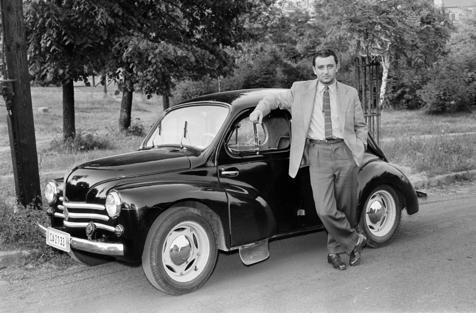1959, Hámori Gyula, Best of, number plate, tie, suit, hands in pockets, pride, leg over leg, Renault-brand, Fortepan #276335