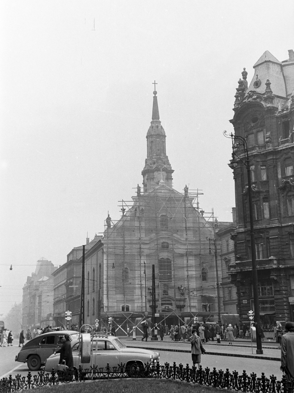 Magyarország, Budapest V., Ferenciek tere (Felszabadulás tér), szemben a Belvárosi Ferences templom, balra a Kossuth Lajos utca., 1959, Hámori Gyula, Budapest, állvány, Wartburg 311/312, Fortepan #276338
