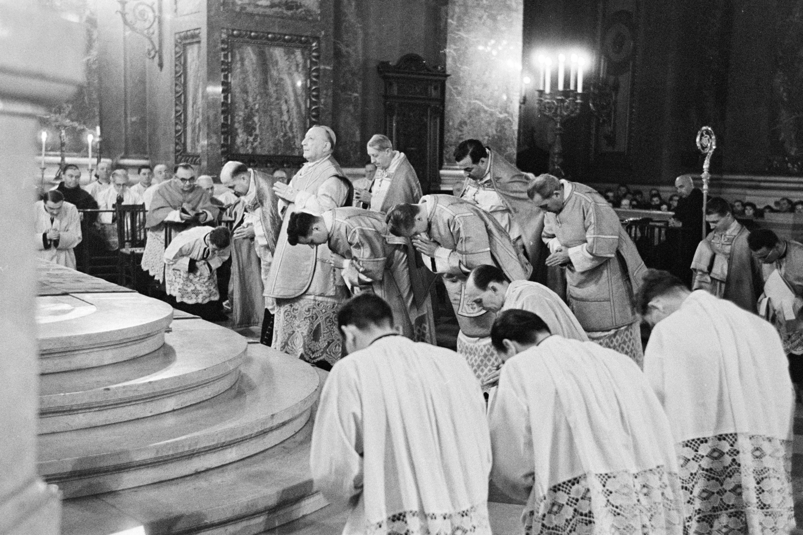 Magyarország, Budapest V., Szent István tér, Szent István-bazilika, a felvétel a főoltárnál készült., 1959, Hámori Gyula, szertartás, Budapest, Fortepan #276341