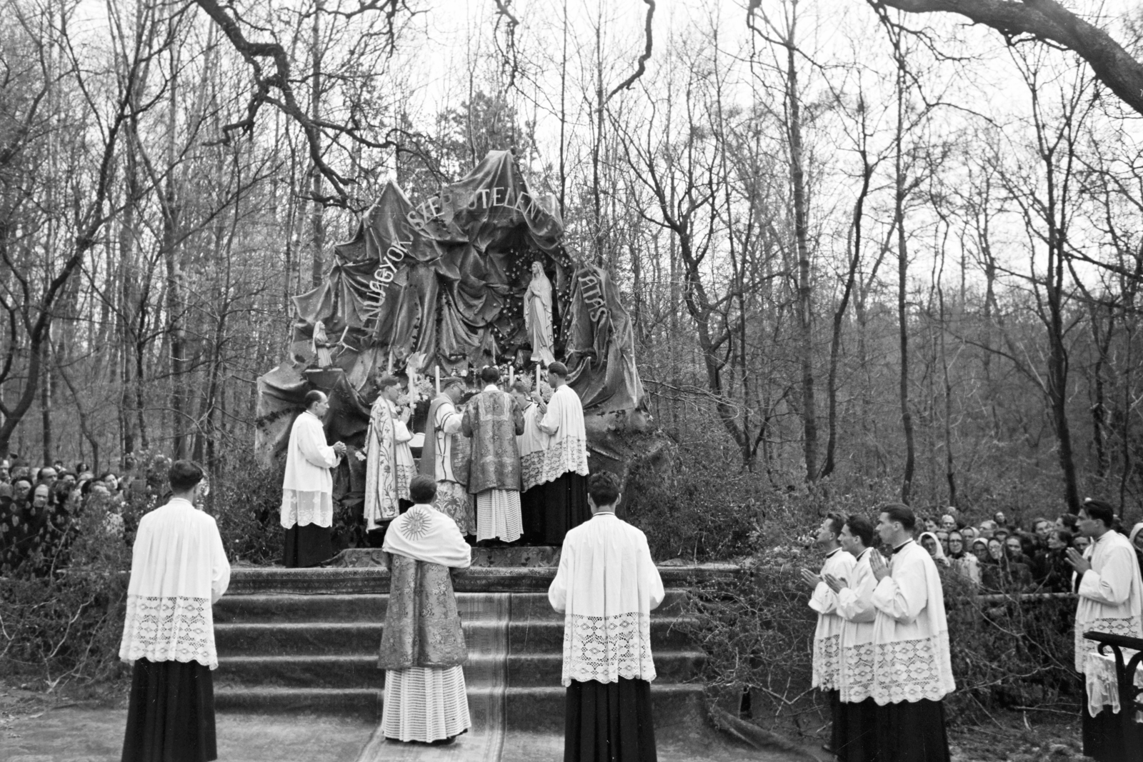 Hungary, Budakeszi, Makkosmária, a felvétel az Angyalok Királynéja-templom kertjében felállított Mária oltár előtt készült., 1961, Hámori Gyula, Fortepan #276355