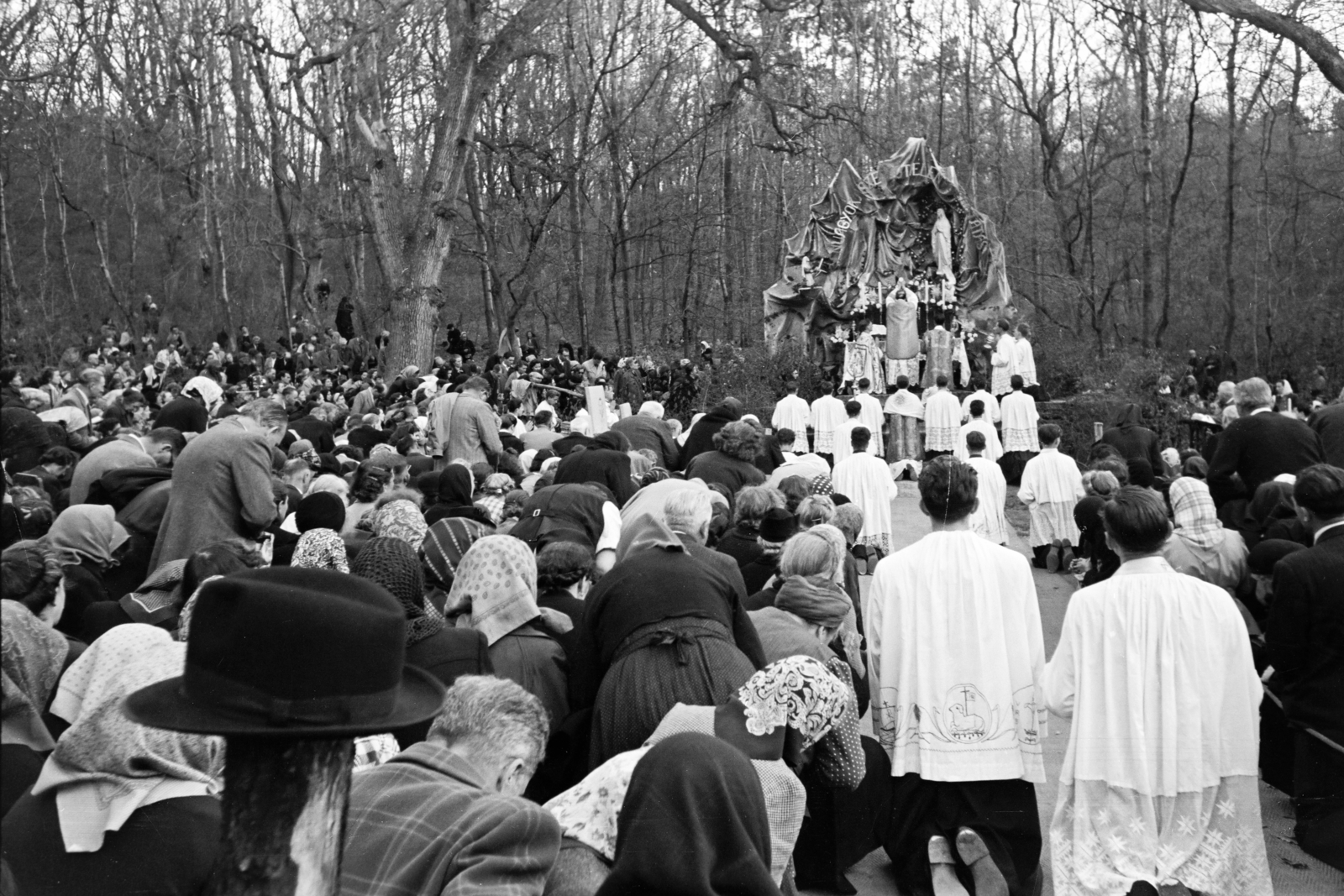 Hungary, Budakeszi, Makkosmária, a felvétel az Angyalok Királynéja-templom kertjében felállított Mária oltár előtt készült., 1961, Hámori Gyula, Fortepan #276356