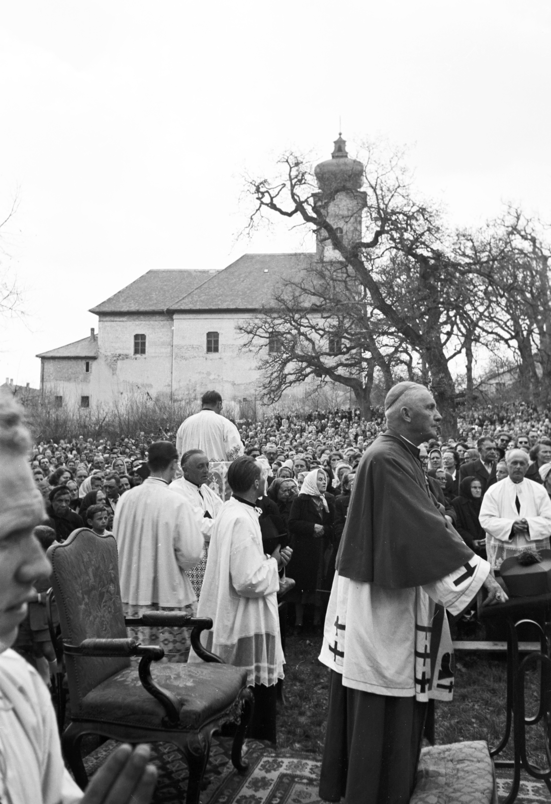 Magyarország, Budakeszi, Makkosmária, a felvétel az Angyalok Királynéja-templom kertjében felállított Mária oltár előtt készült., 1961, Hámori Gyula, Fortepan #276361