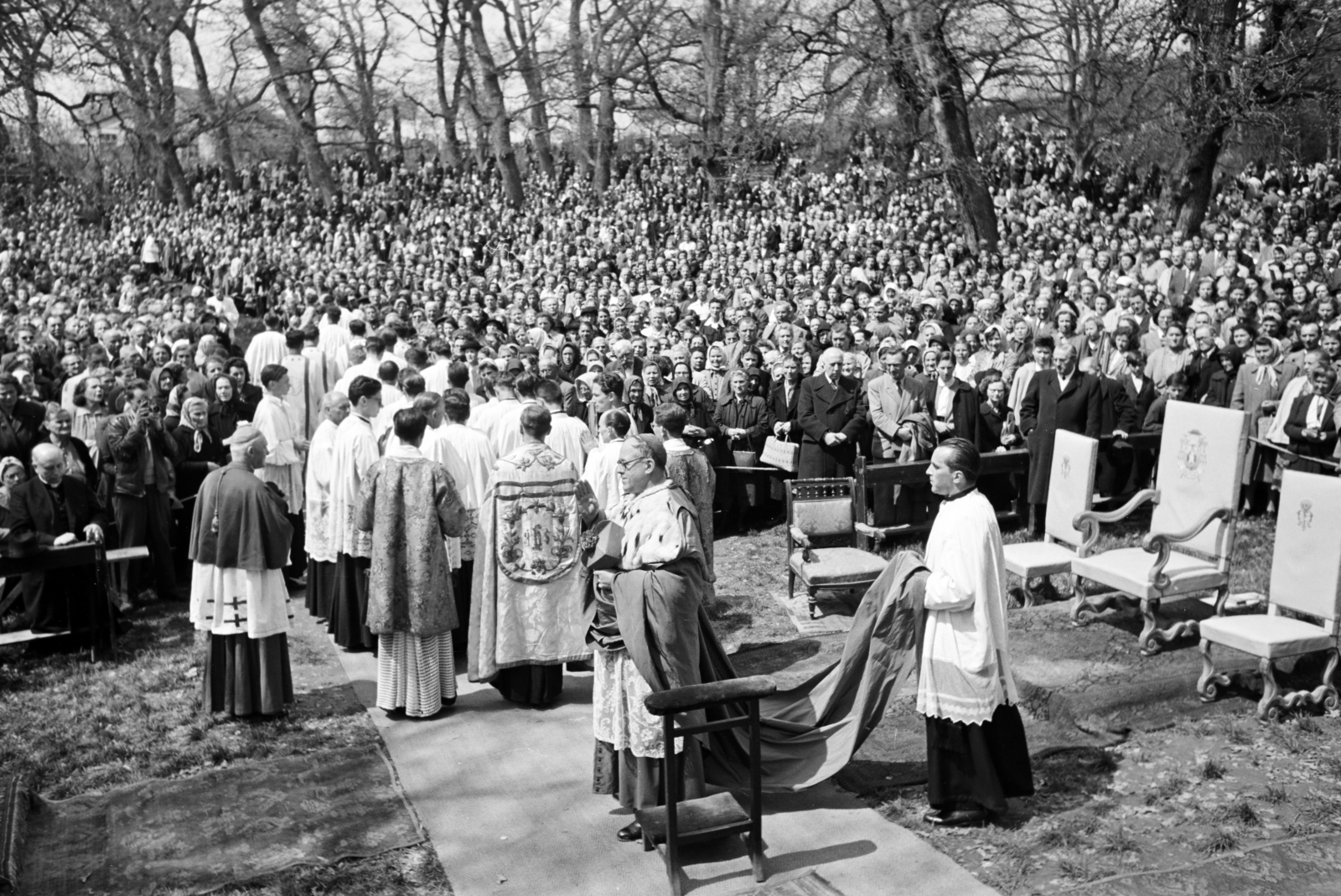 Hungary, Budakeszi, Makkosmária, a felvétel az Angyalok Királynéja-templom kertjében felállított Mária oltár előtt készült. Szemben Kovács Sándor szombathelyi megyéspüspök., 1961, Hámori Gyula, Fortepan #276364