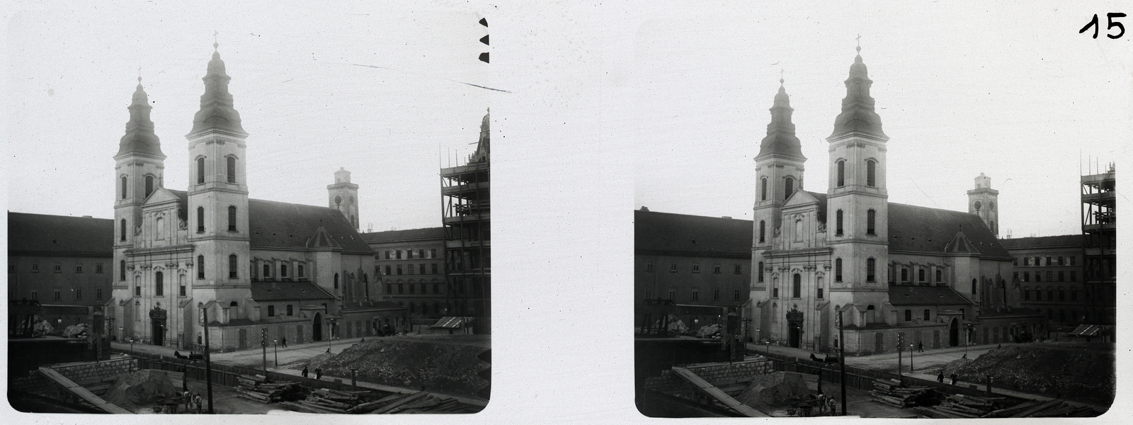 Magyarország, Budapest V., Március 15. (Eskü) tér, Belvárosi Nagyboldogasszony Főplébánia-templom. Hátul a régi városháza tornya látszik., 1900, Schoch Frigyes, templom, építkezés, hídépítés, sztereófotó, Budapest, Fortepan #27637
