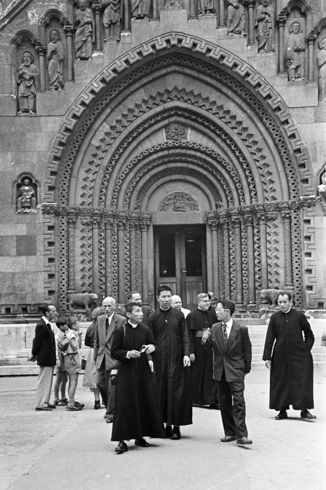 Hungary, Budapest XIV., Vajdahunyad vára, a felvétel a vietnámi katolikus küldöttség látogatásakor a Jáki kápolna előtt készült., 1956, Hámori Gyula, Budapest, monument, Fortepan #276397