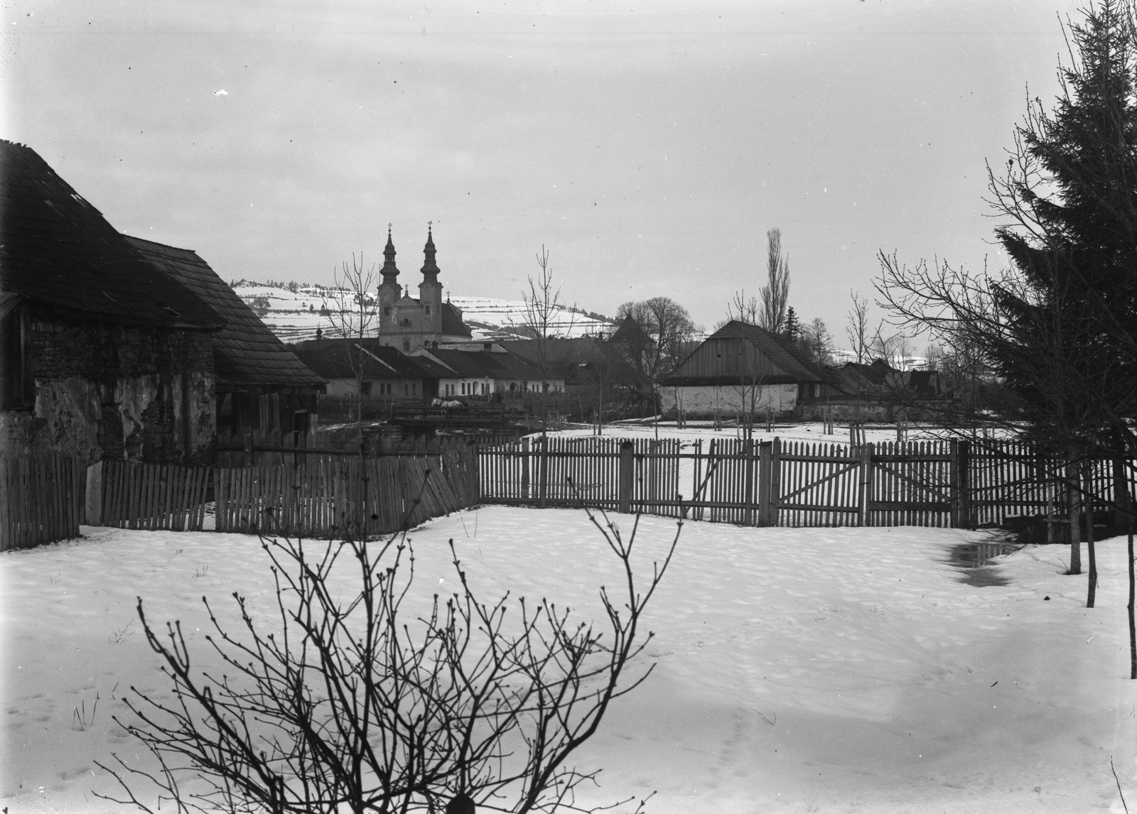 Slovakia, Podolínec, előtérben a Kolostor utca házai a Poprád-folyó felől, háttérben a Piarista templom., 1909, Fortepan, church, lath fence, Piarist Order, Fortepan #2764