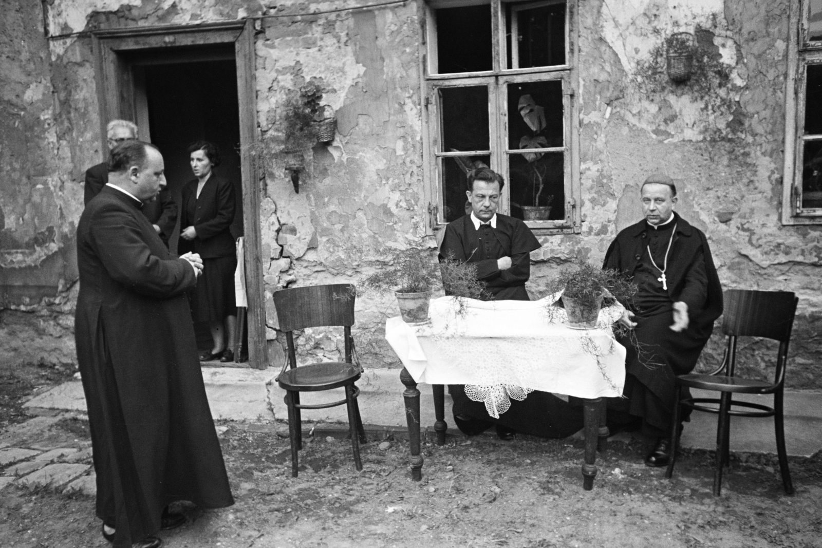 1959, Hámori Gyula, belső udvar, pap, Fortepan #276400